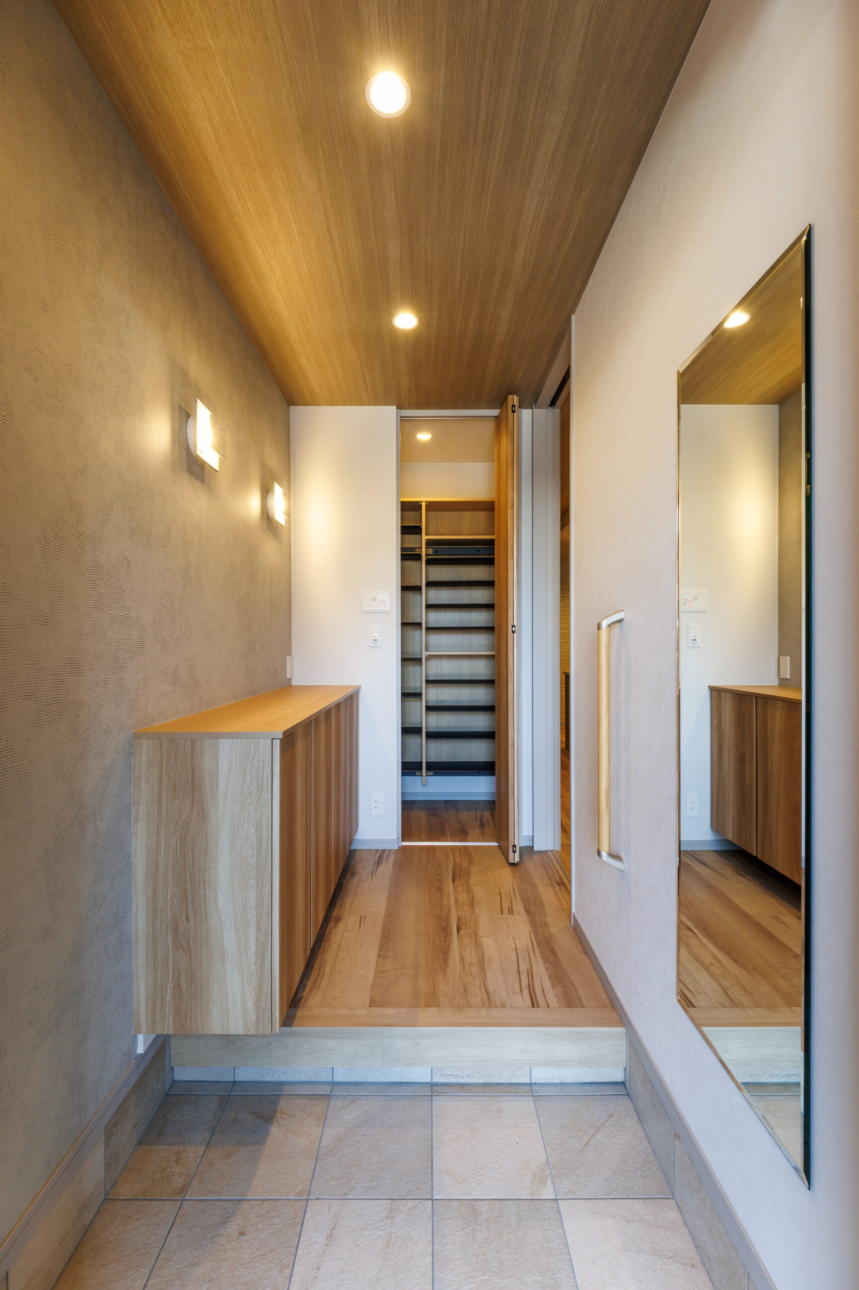 T-4／天井まで続く木の風合い心地よい玄関。柔らかな光とSICが、上質な空間と快適な使い勝手を両立します。