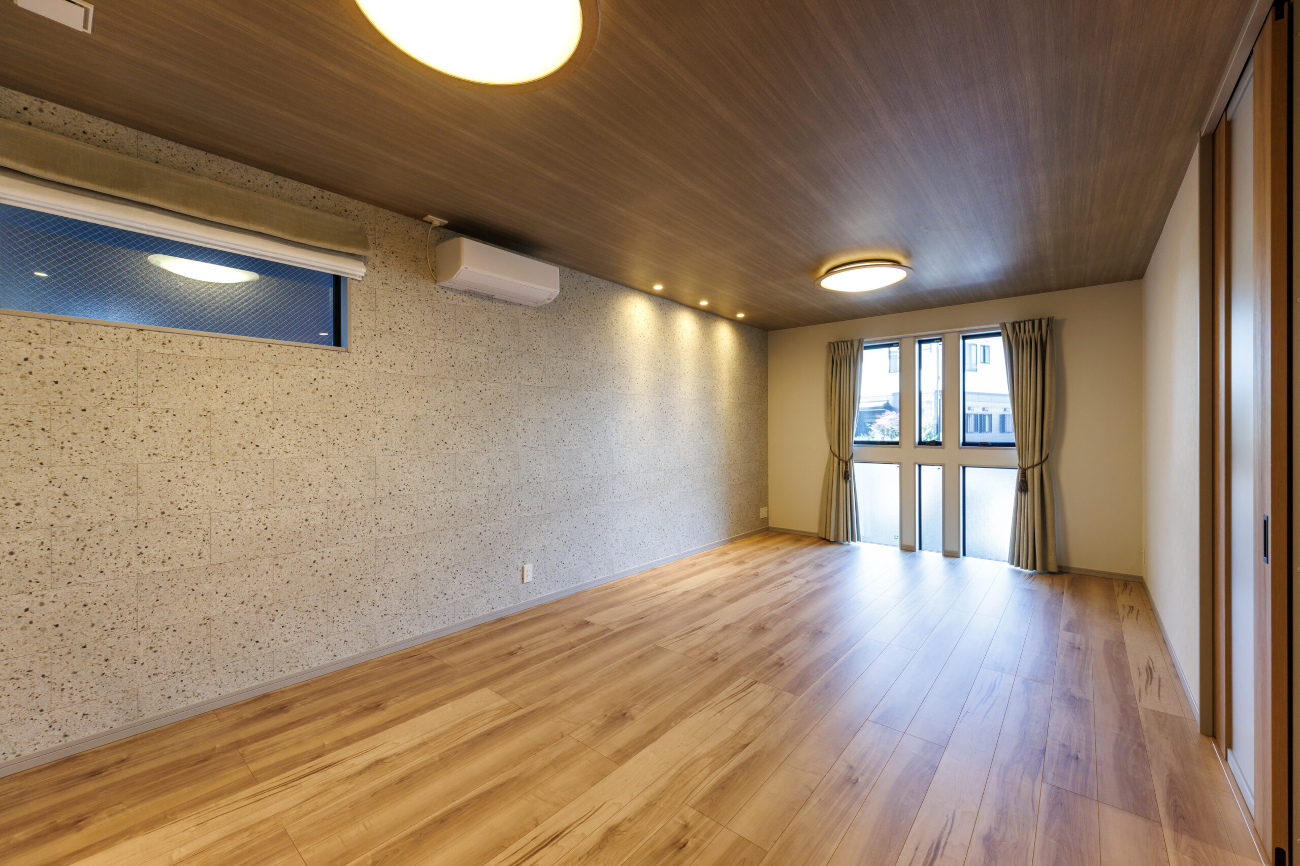 T-4／空間全体の一体感が安らぎをもたらします。家事の合間にも家族みんなと会話が楽しめる安心設計。