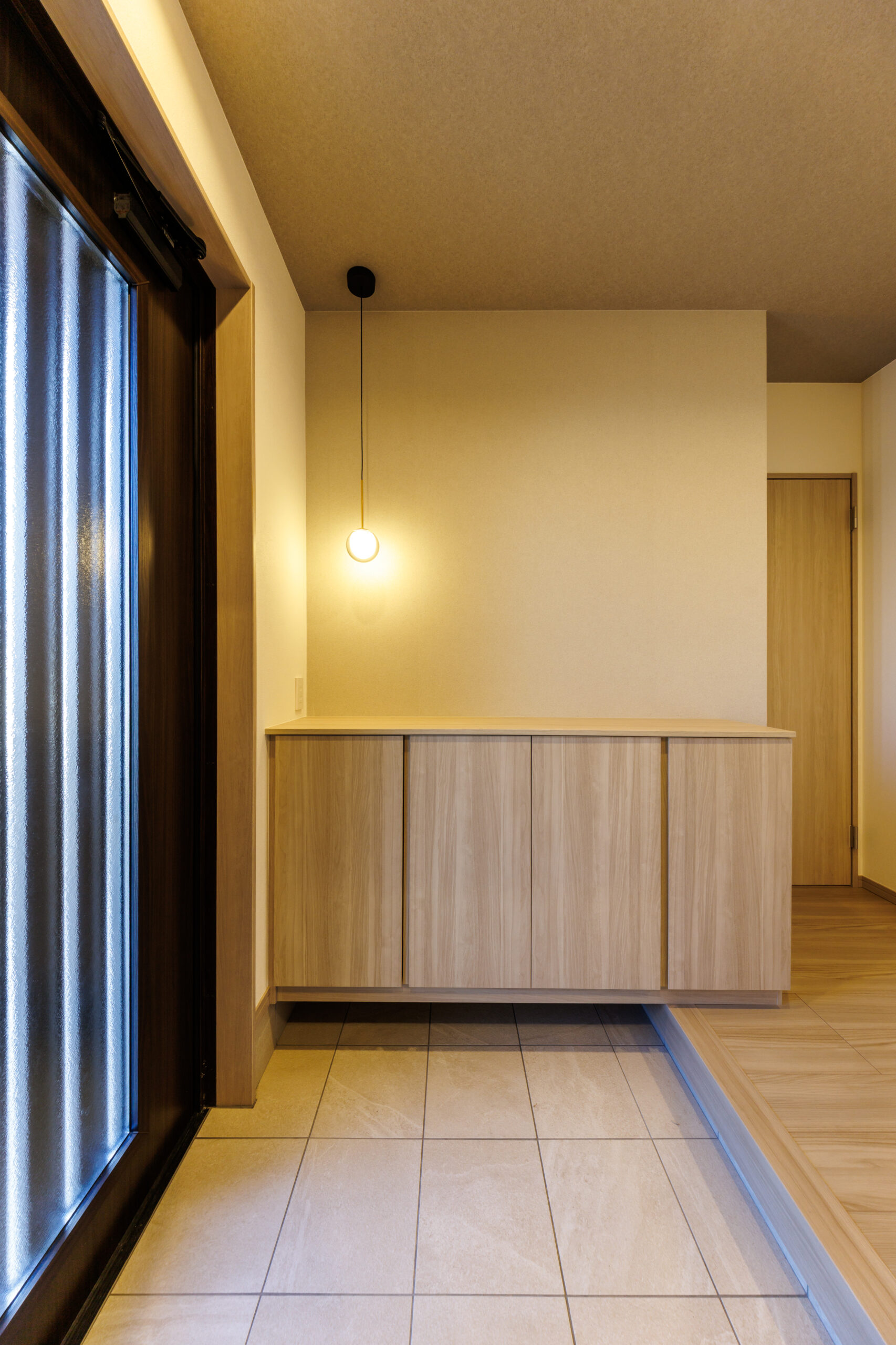 T-1／グレイッシュモダンな色調でまとめられた上品な玄関。