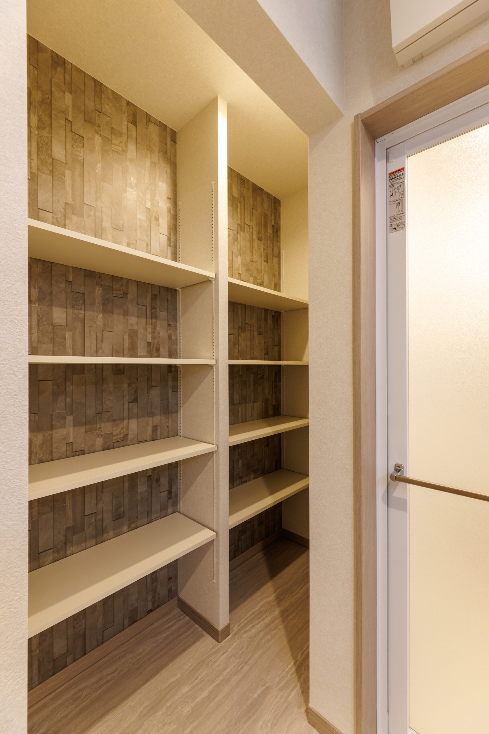 T-1／洗面脱衣室には、可動棚付きの収納を設け、家族みんなのタオルや日用品もすっきり。