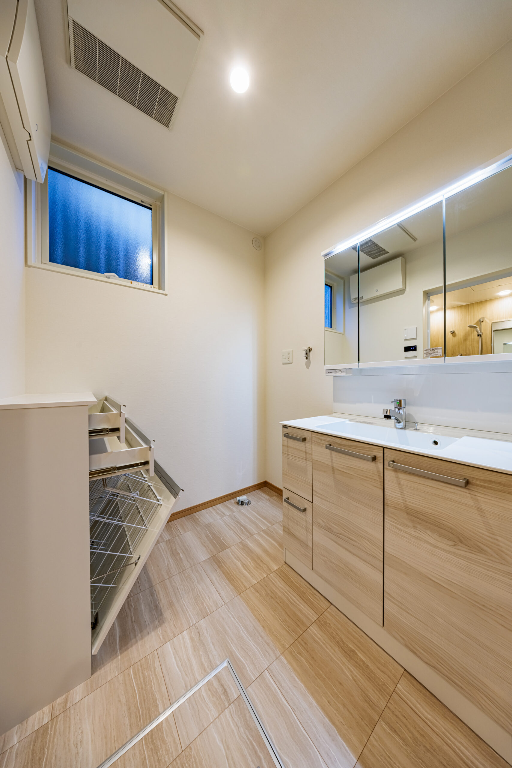 T-2／明るく清潔感あふれる、洗面空間には、クリナップ【BCT】の洗面台を採用。