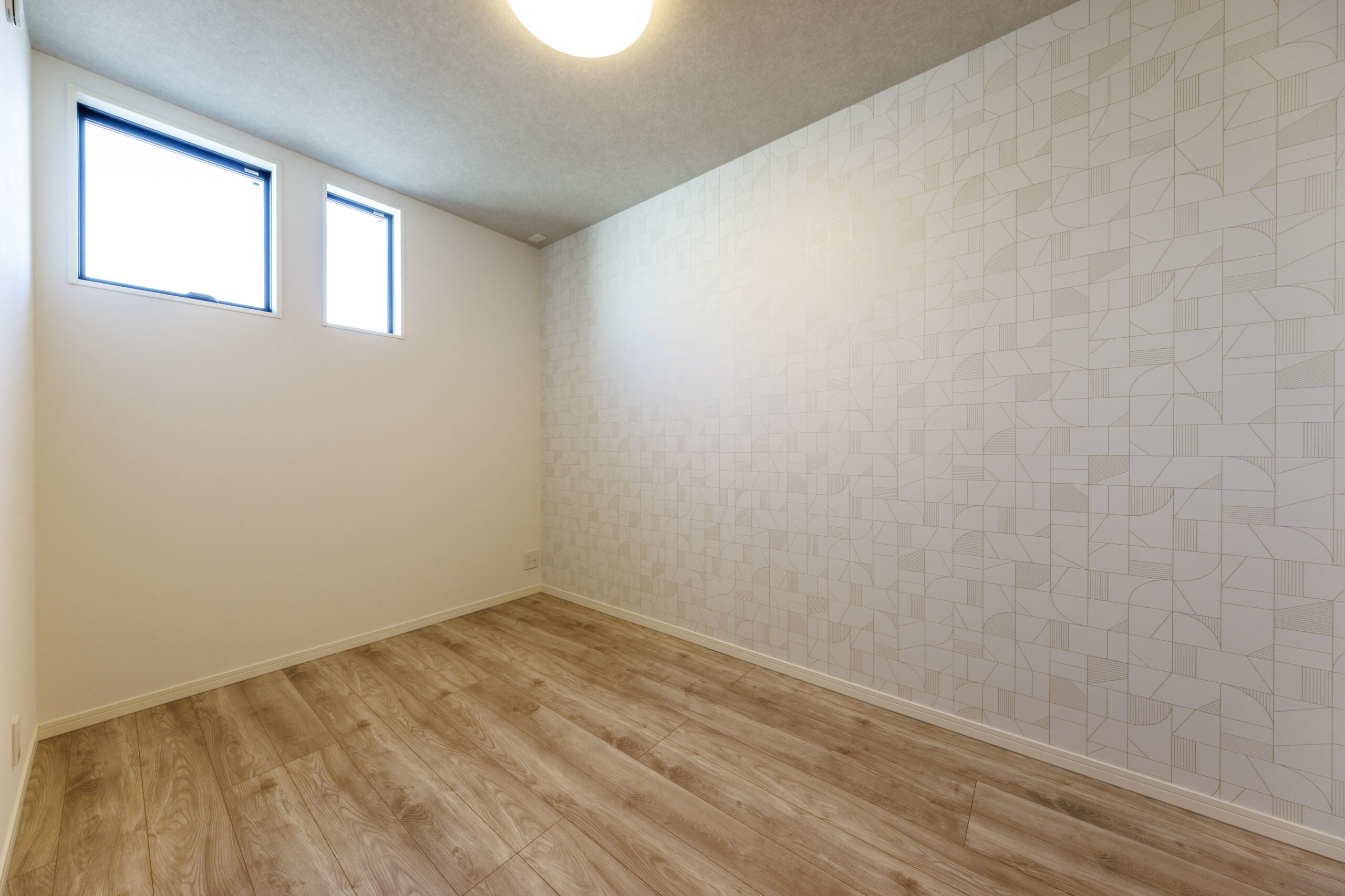 T-3／すっきりとした空間デザインと明るい木目調フロアが、畳数以上の広がりを感じさせる洋室。