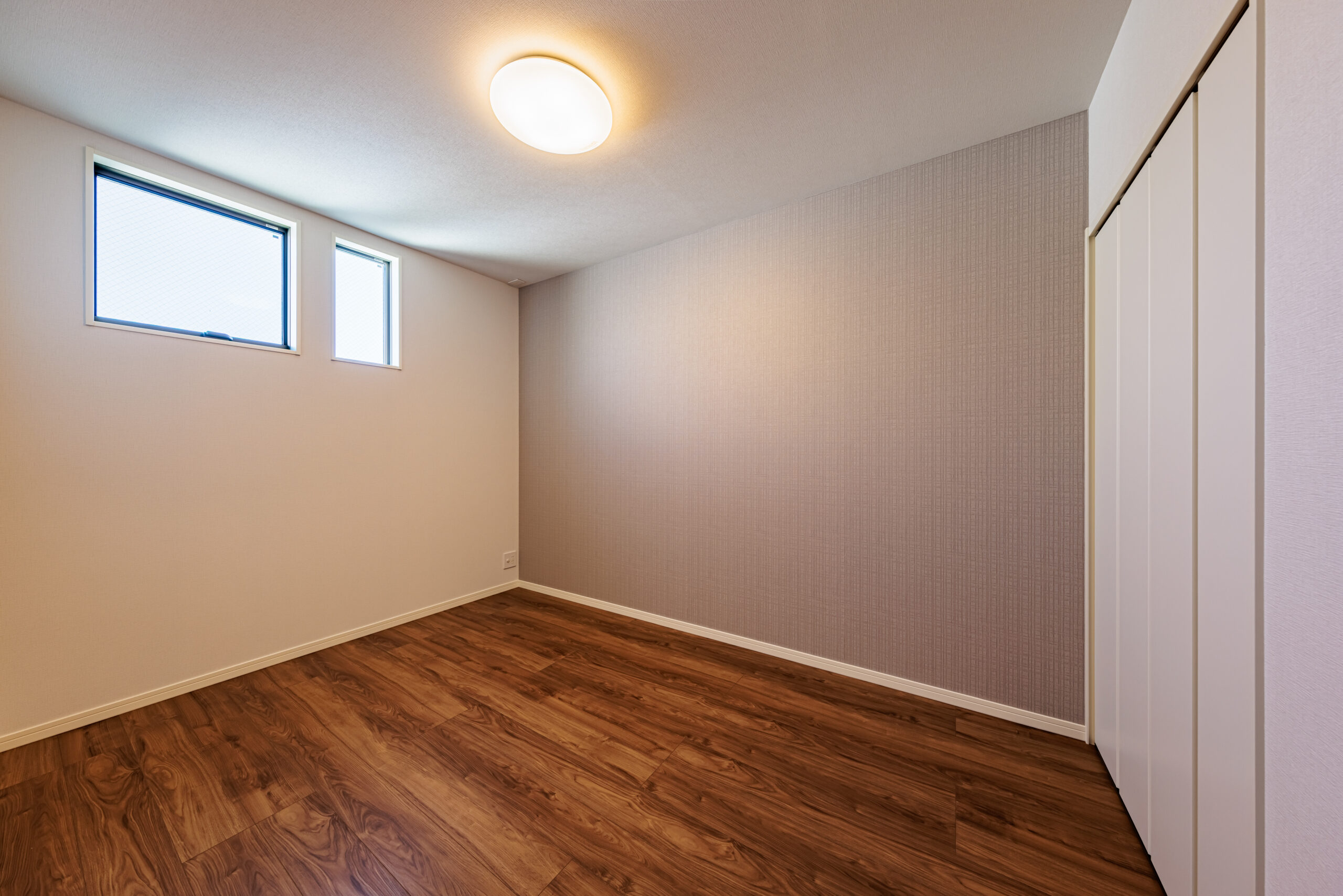 T-2／アクセントクロスと木目調フロアがモダンでシンプルな洋室。ライフスタイルの変化にも柔軟に対応します。