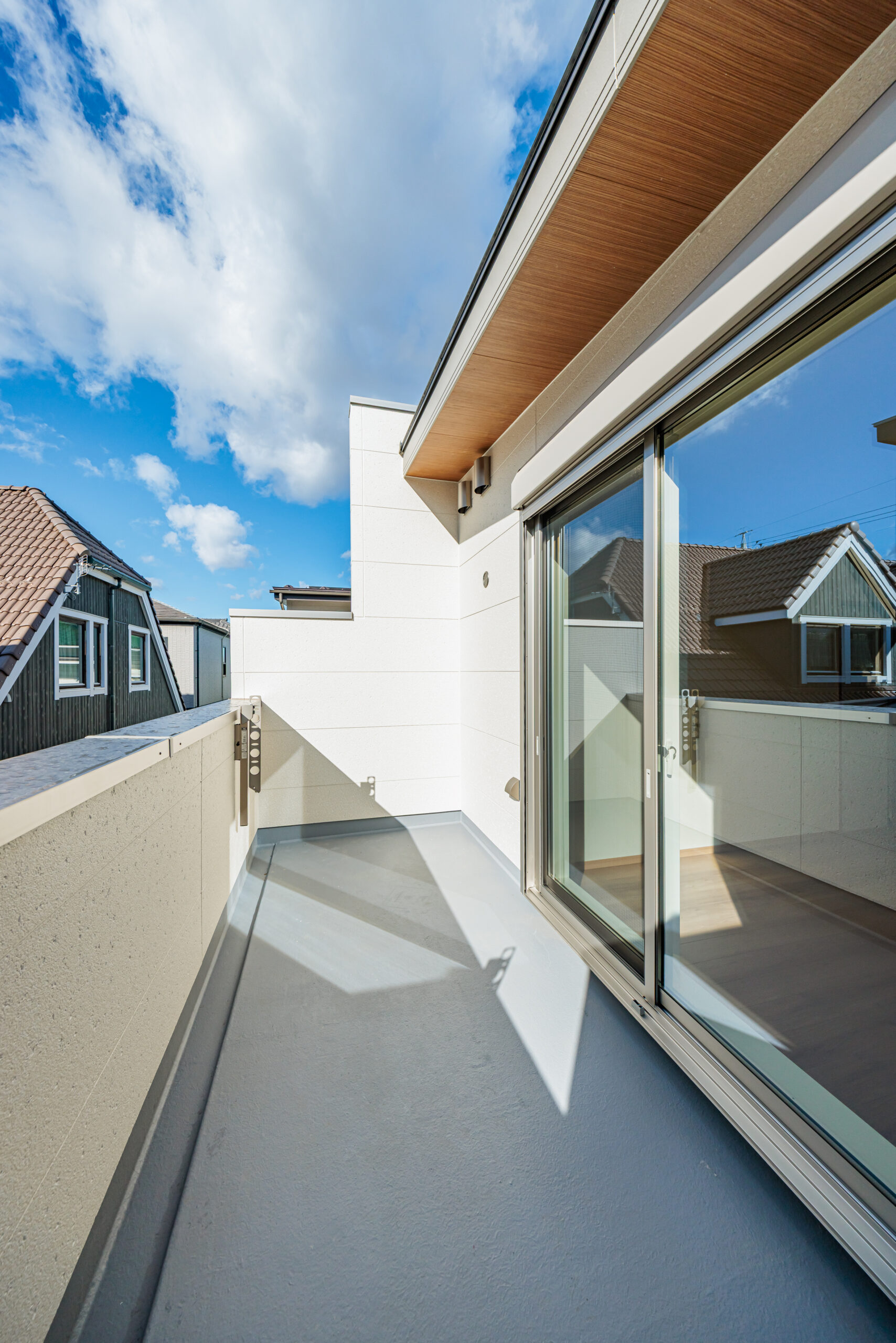 T-2／ワイドバルコニーは南向きで日当たり良好。洗濯物もたっぷり干せて、ティータイムを楽しむ場所としても最適。