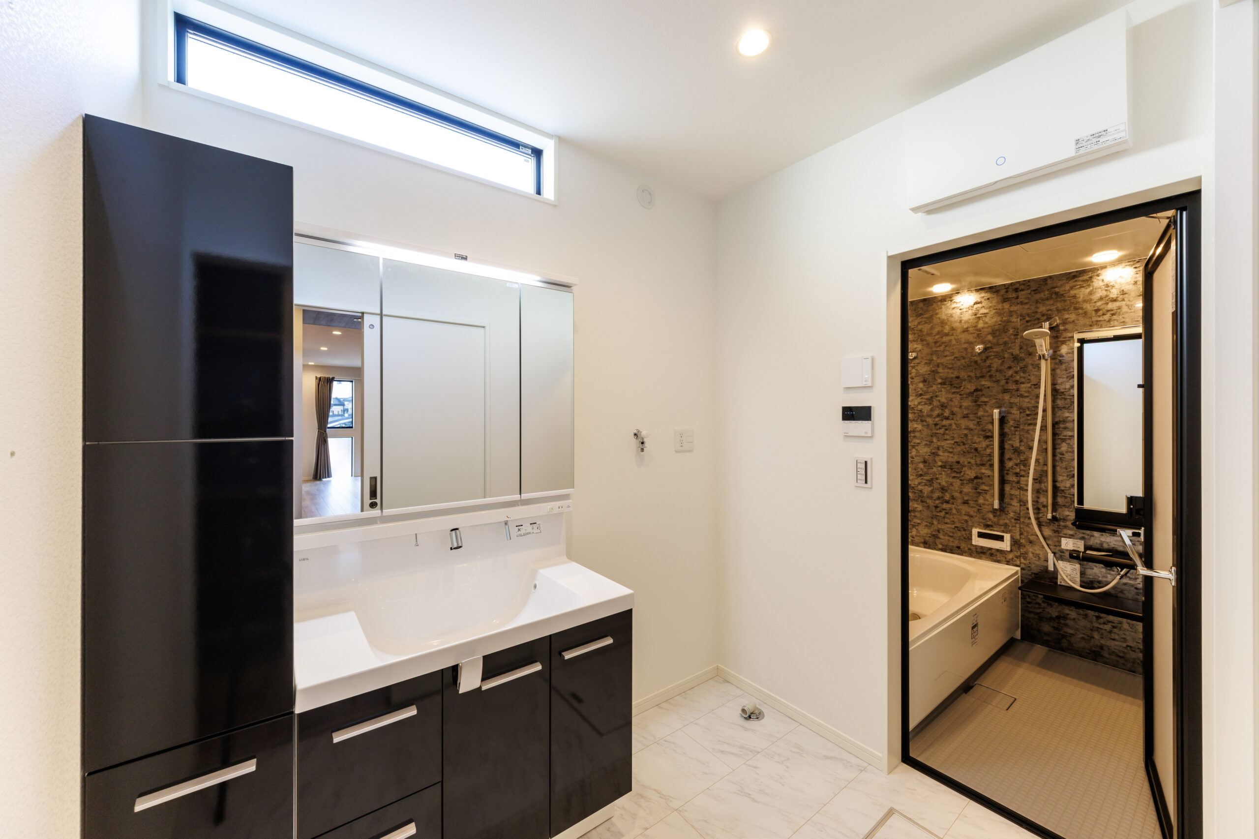 T-3／2人並んでも余裕の広さで、朝の忙しい時間も渋滞知らず。豊富な収納で快適な身支度をサポートします。