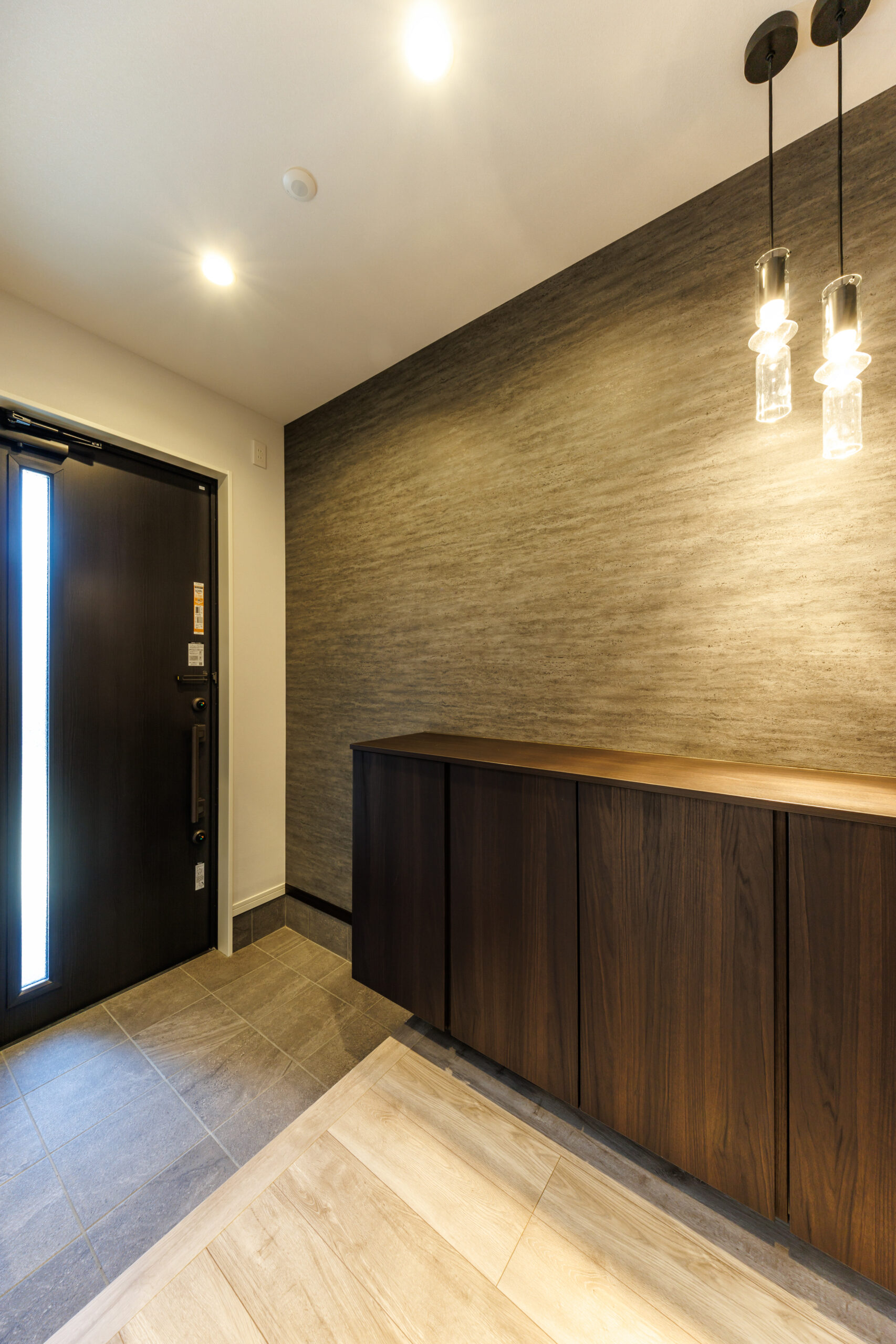 T-3／間接照明の柔らかな光とモダンなアクセントクロスが、訪れる人を優雅に迎え入れる上質な空間を創出します。