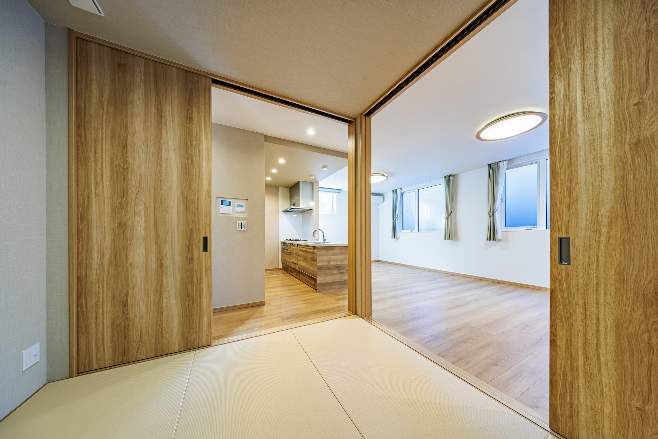 T-2／LDKに隣接する続き間の和室は、リビングの延長としても活用でき、開放すれば23帖超のゆとりがあります。