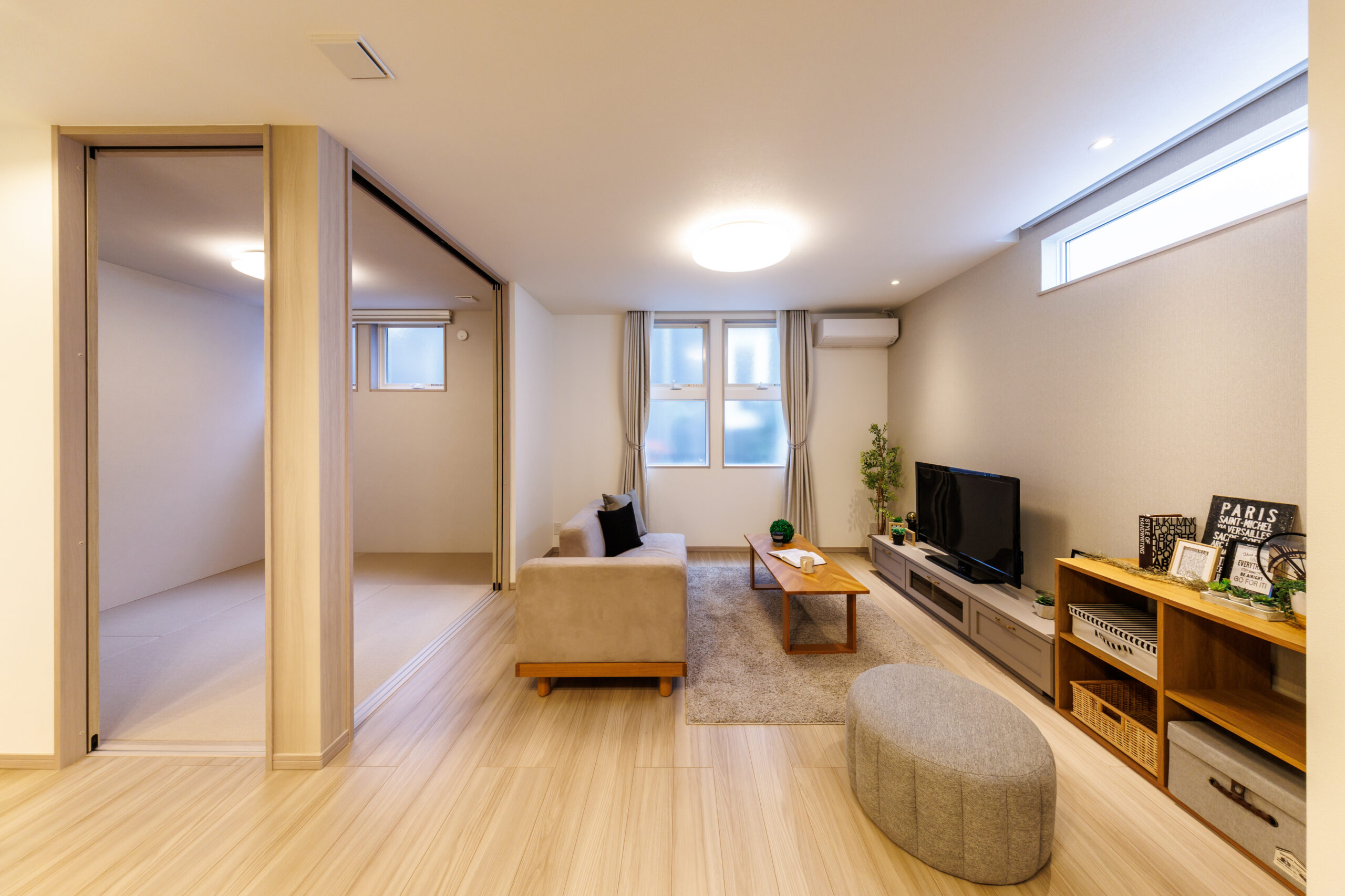 T-1／上品なグレイッシュモダンのLDKは、隣接する続き間の和室を開放すれば、22.5帖の広々とした一体空間に。