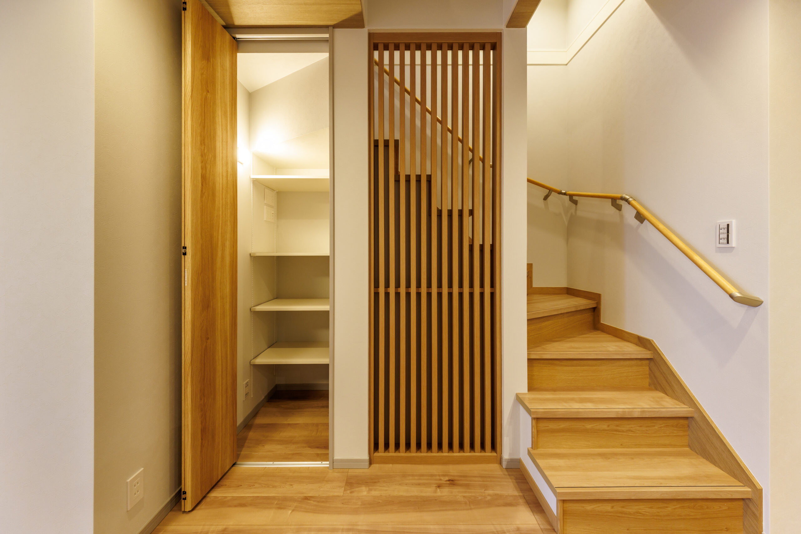 T-4／光が降り注ぐ上部吹抜け階段と、空間を緩やかに仕切る縦格子。デザイン性と機能性を兼ね備えています。