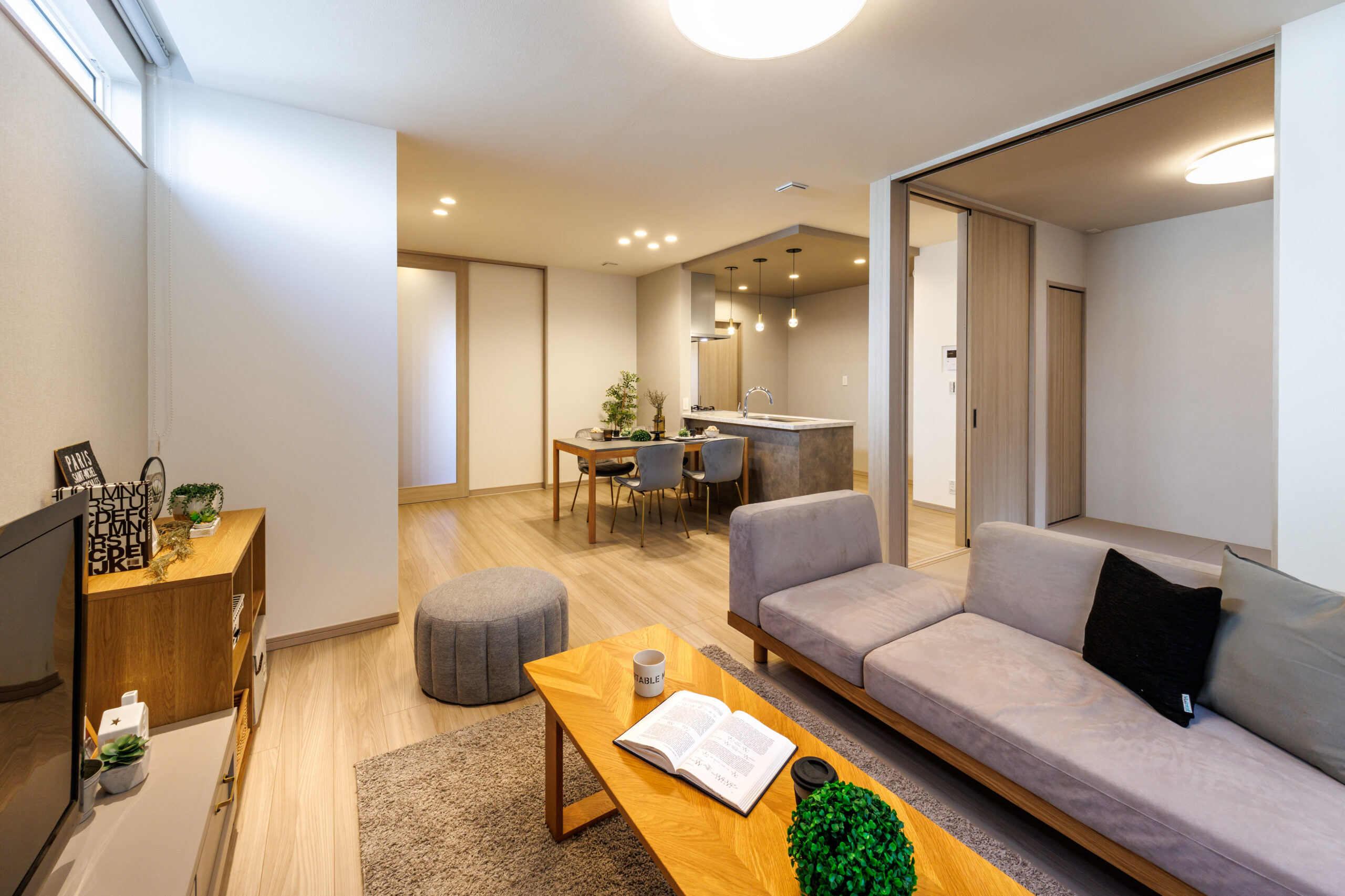 T-1／階段をリビングに配置することで、家族が顔を合わせる機会が増え、日々のふれあいが自然と育まれます。