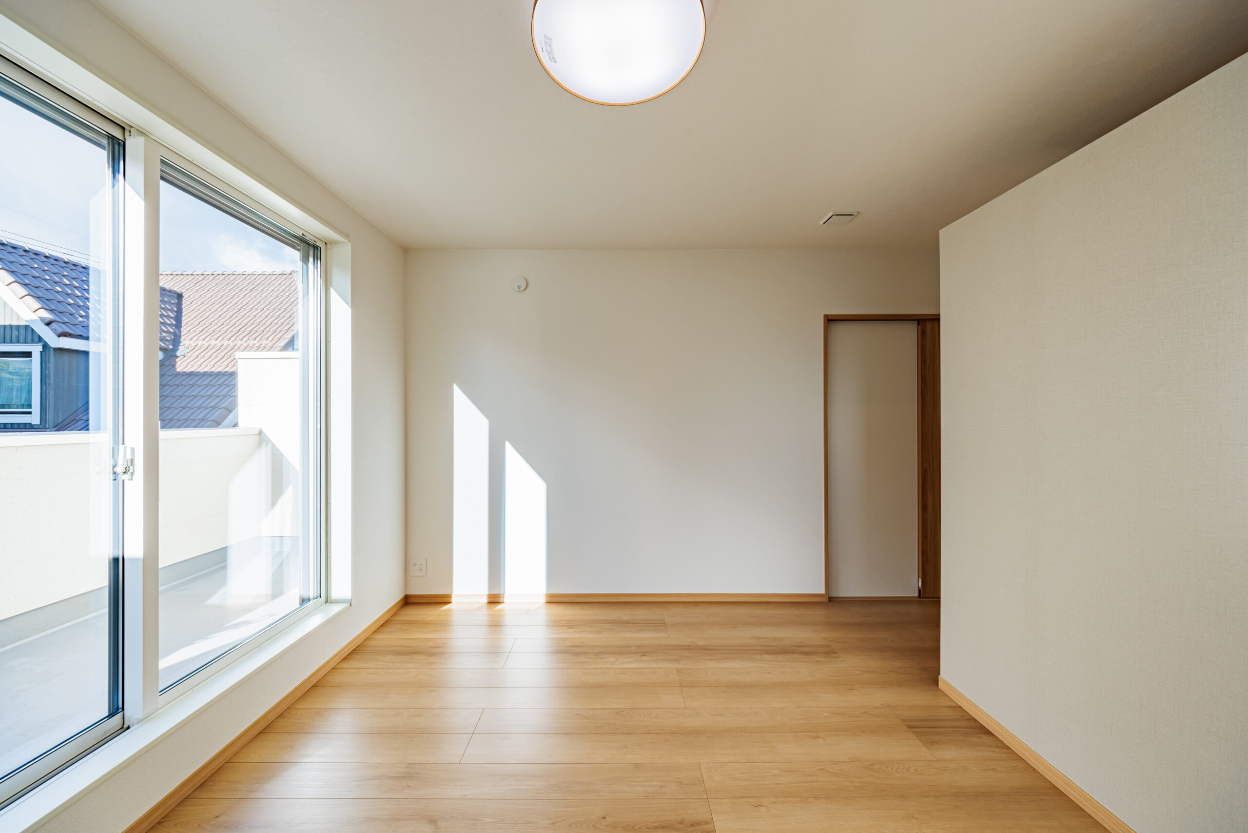 T-2／ナチュラルな色合いでまとめた主寝室は、たっぷりの自然光が降り注ぐ、ワイドバルコニーに面した明るい空間。