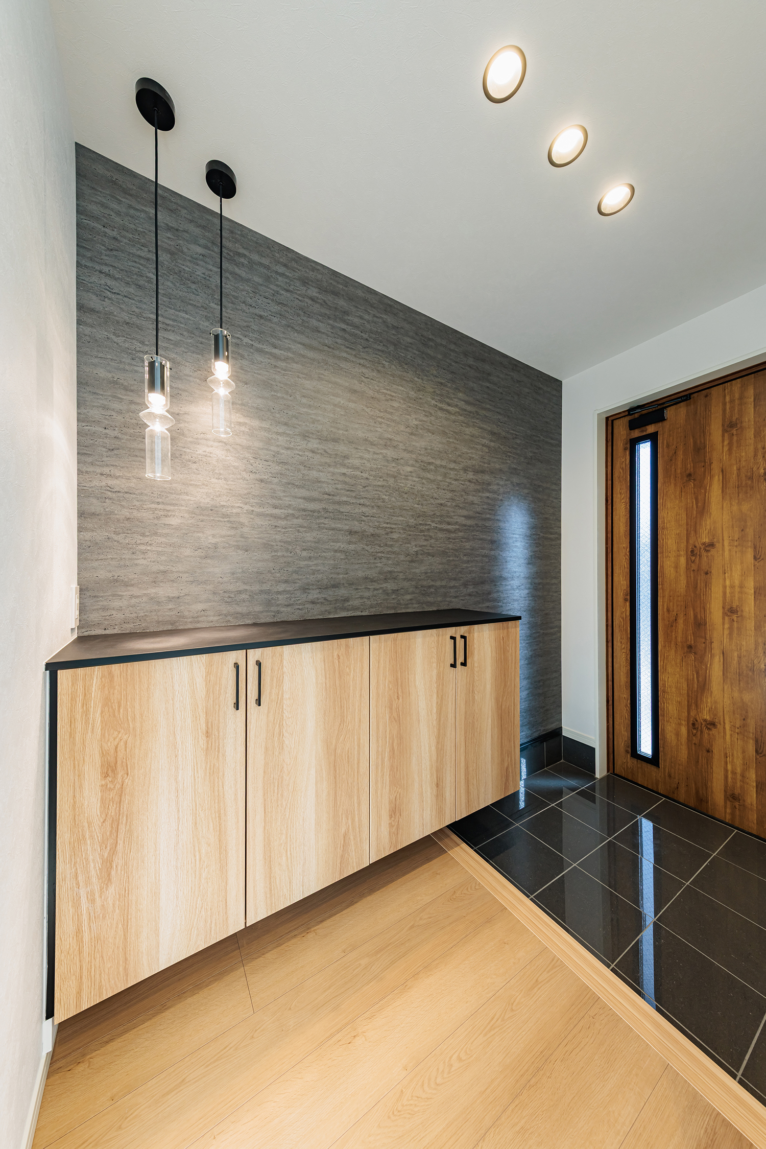 T-3／落ち着いたグレーと温かい木目の美しいコントラスト。色合いにこだわった、玄関が訪れる人を魅了します。