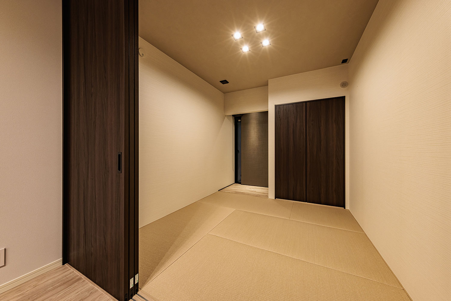 T-1／続き間の和室は穏やかな印象でホッと心が落ち着きます。LDKと合わせると24.8帖もの大空間が広がります。