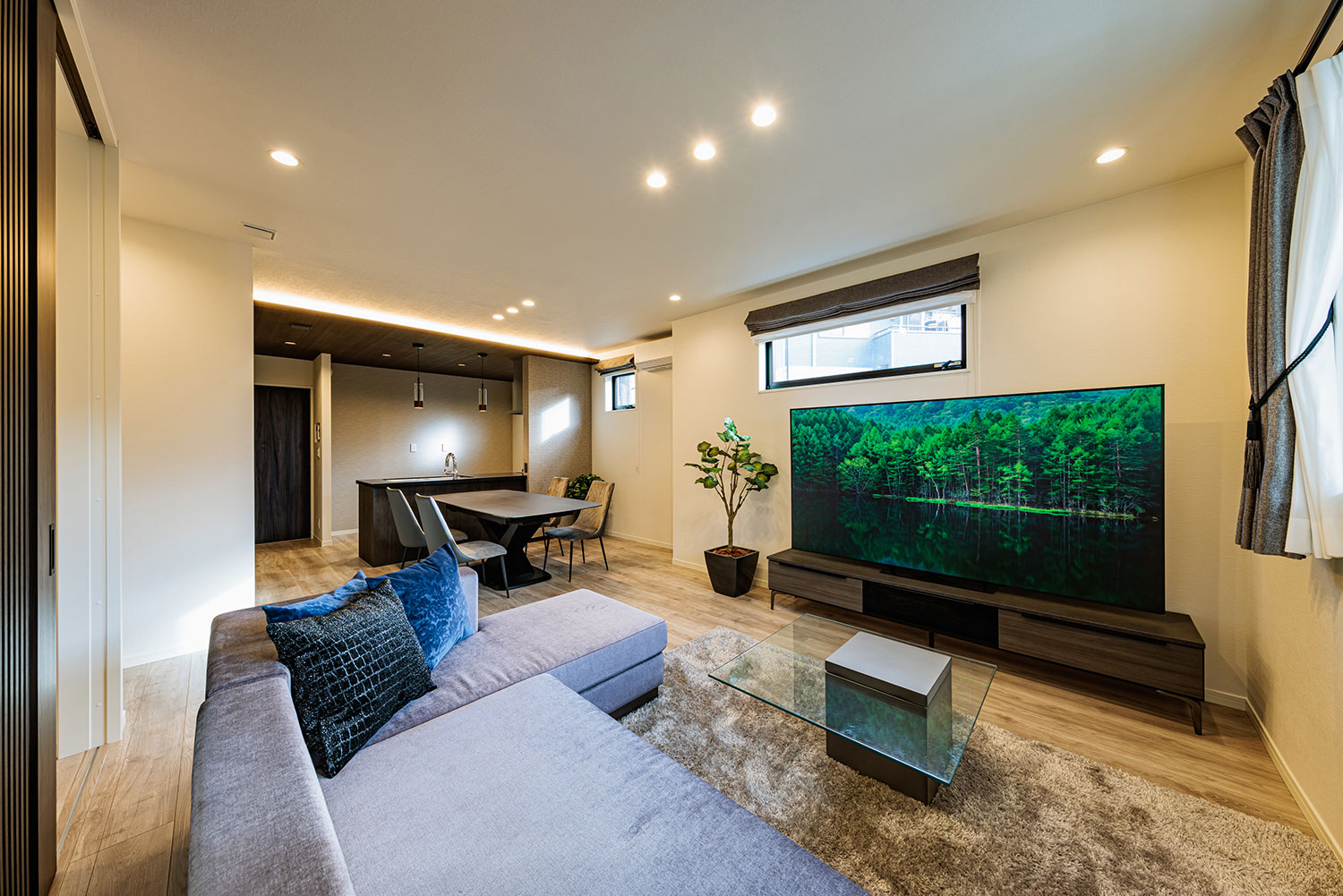 T-3／空間の広がりを邪魔しない照明はダウンライトやコーブ照明を組み合わせて表情豊かにLDKを彩ります。