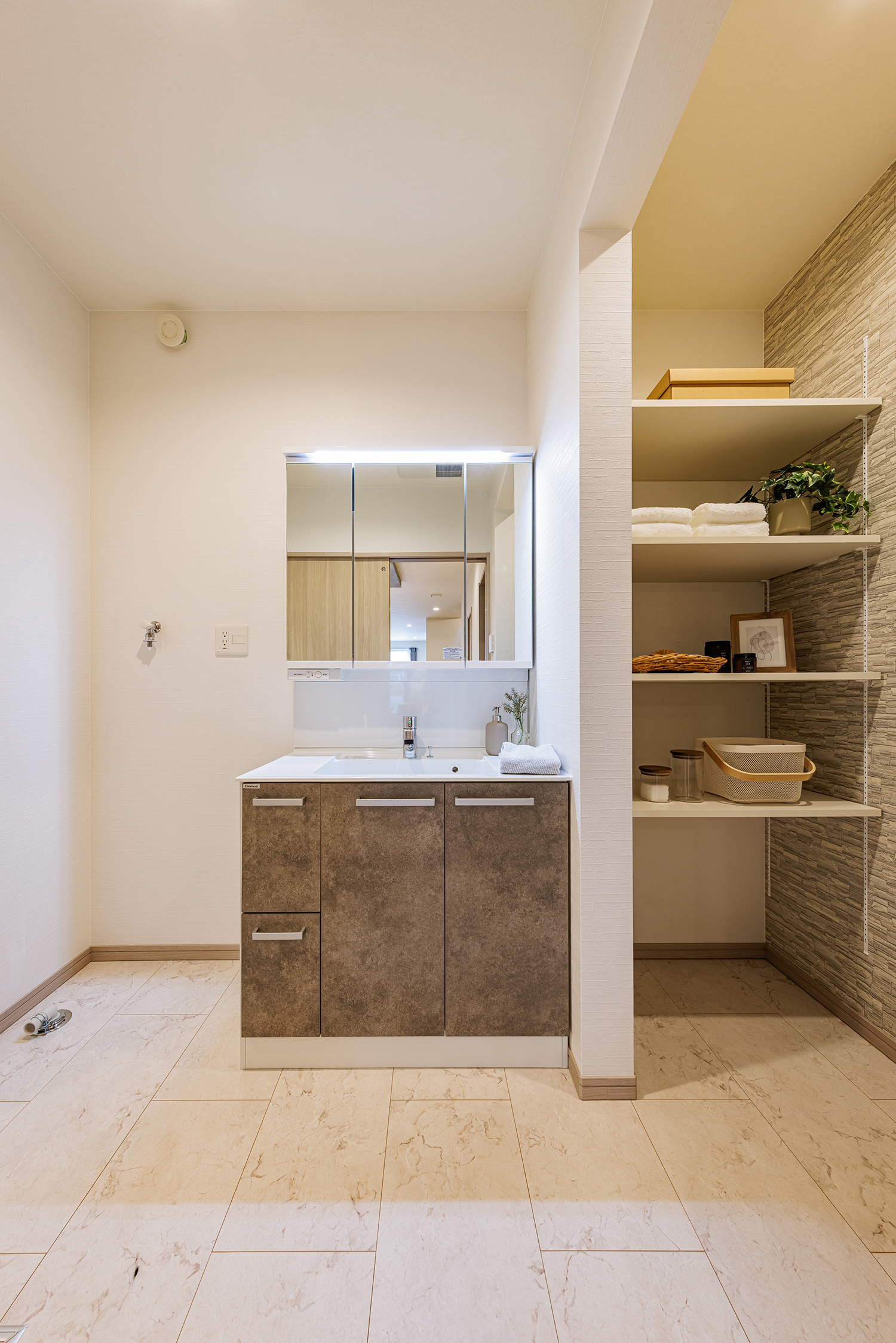 T-2／ゆとりの広さで家事動線も快適な洗面室。床下収納にストックを隠し、いつでもすっきりとした空間をキープ。