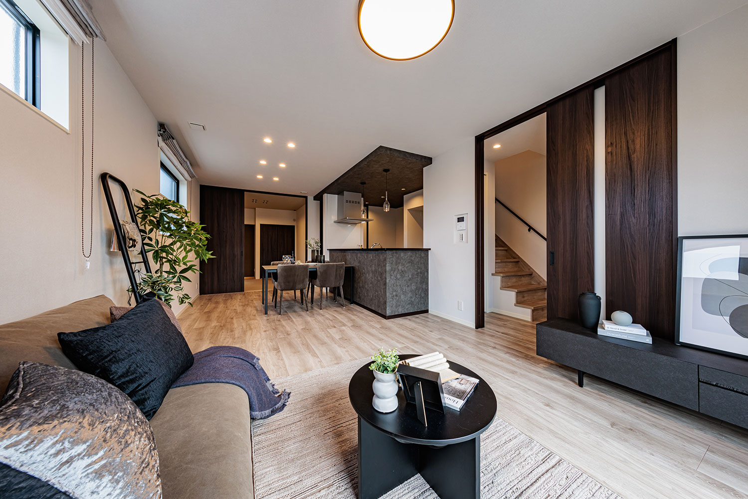 T-1／ オーク特有のはっきりとした木目が美しいフローリングに、淡いカラーのクロスを合わせて温かみのある印象。