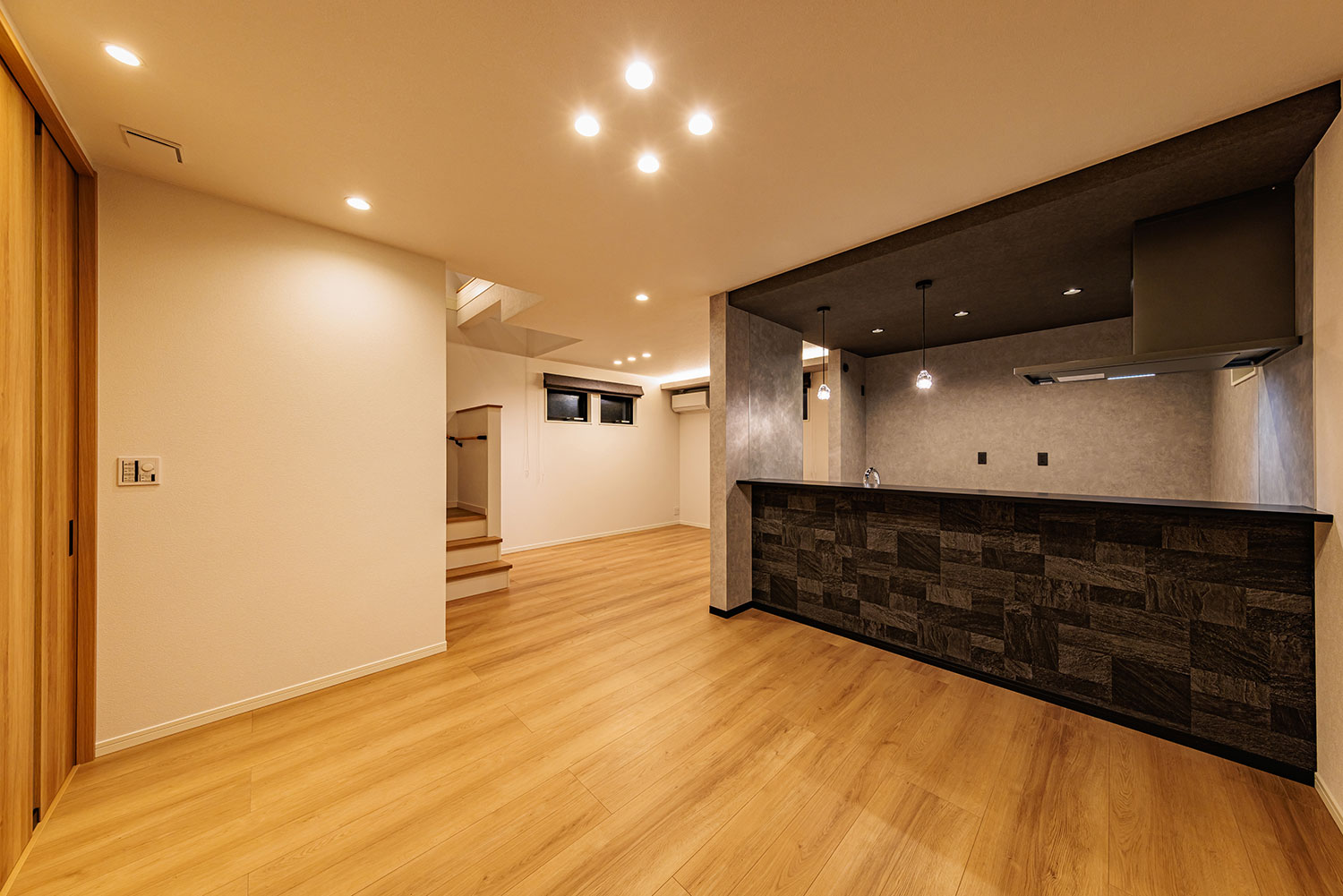 T-2／夜間リビングダイニング