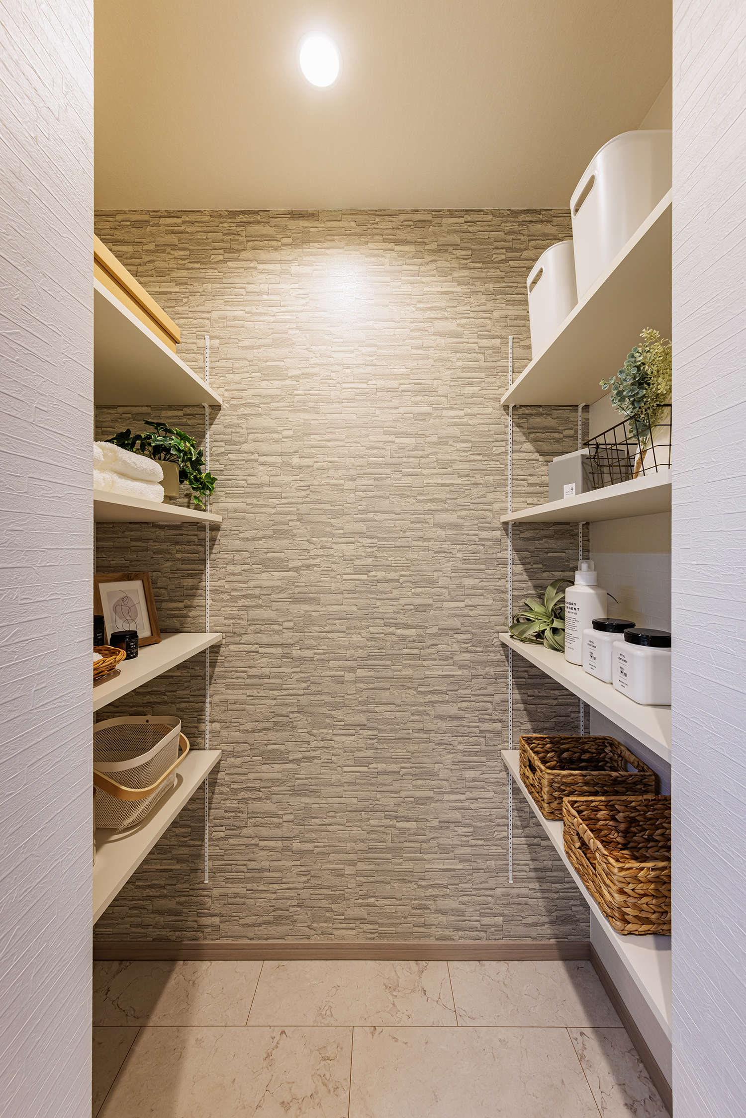 T-2／両サイドの可動棚で使い方を自由にアレンジ。タオルや着替え、ストック品もしまえる、まるで家族の収納庫です。