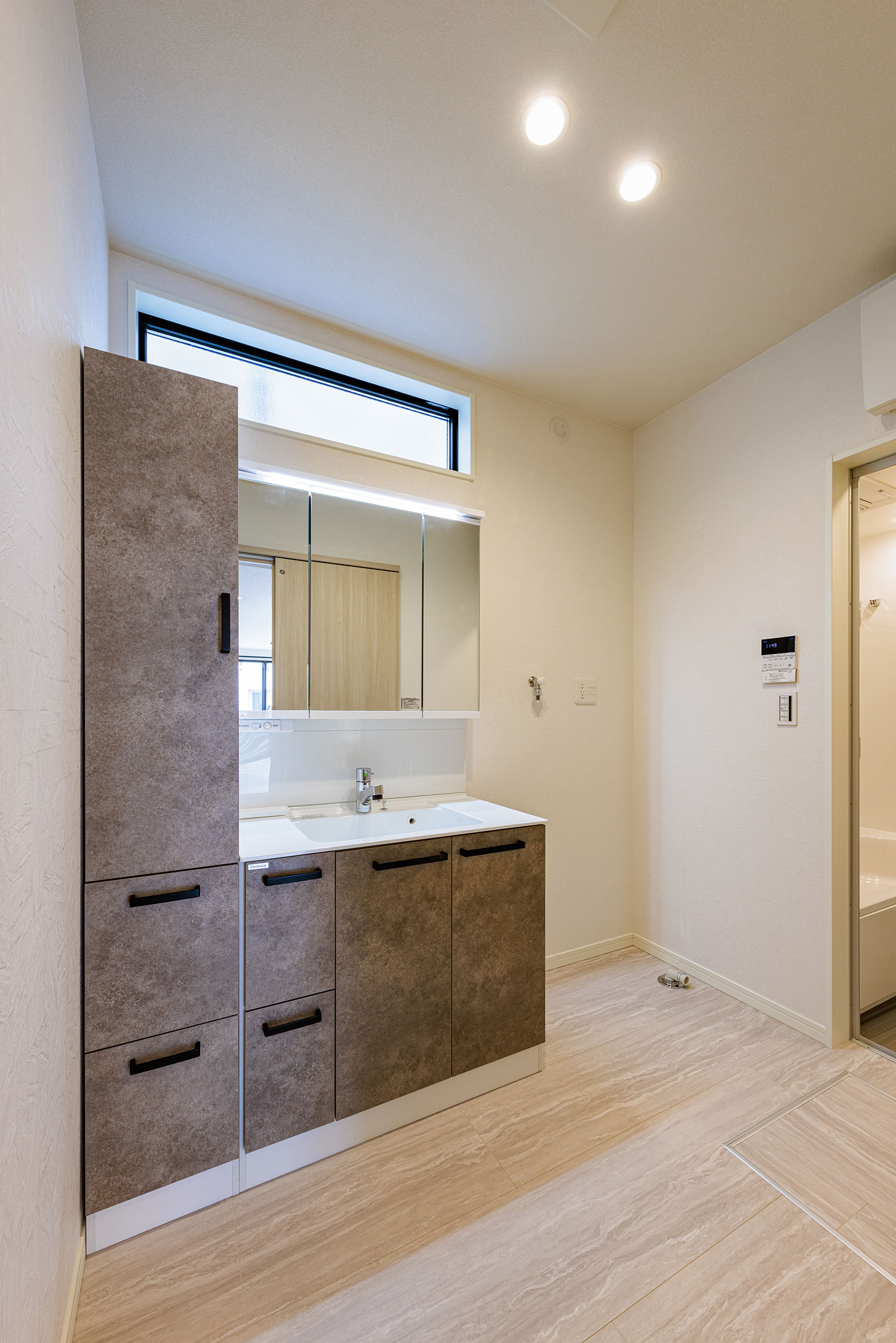 T-3／サイドキャビネットに鏡面収納、たっぷり入る引き出しなど収納力にこだわった洗面室。