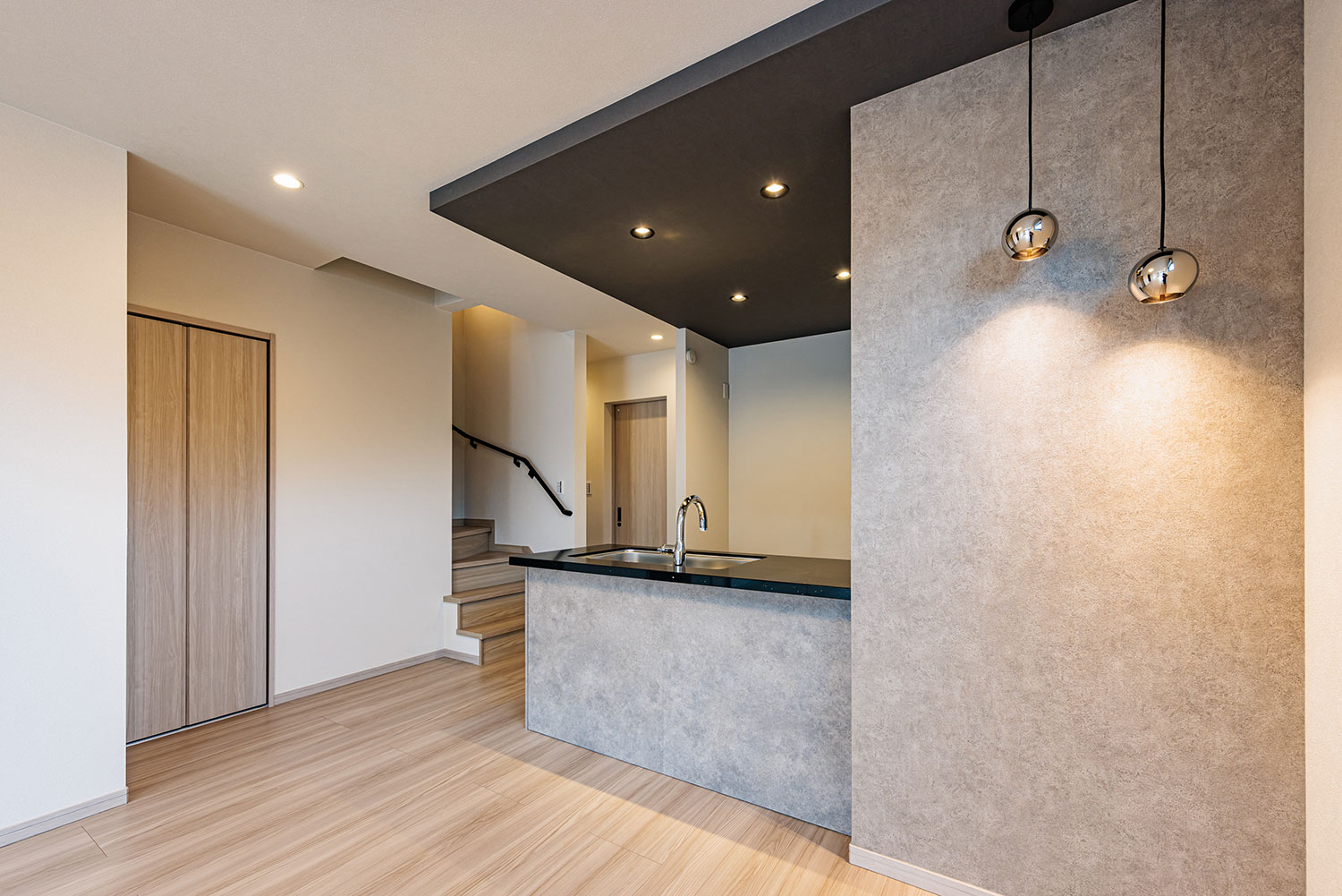 T-3／ファミリーサイズのテーブルも余裕を持って配置でき、団らんのひと時がますます楽しみに！