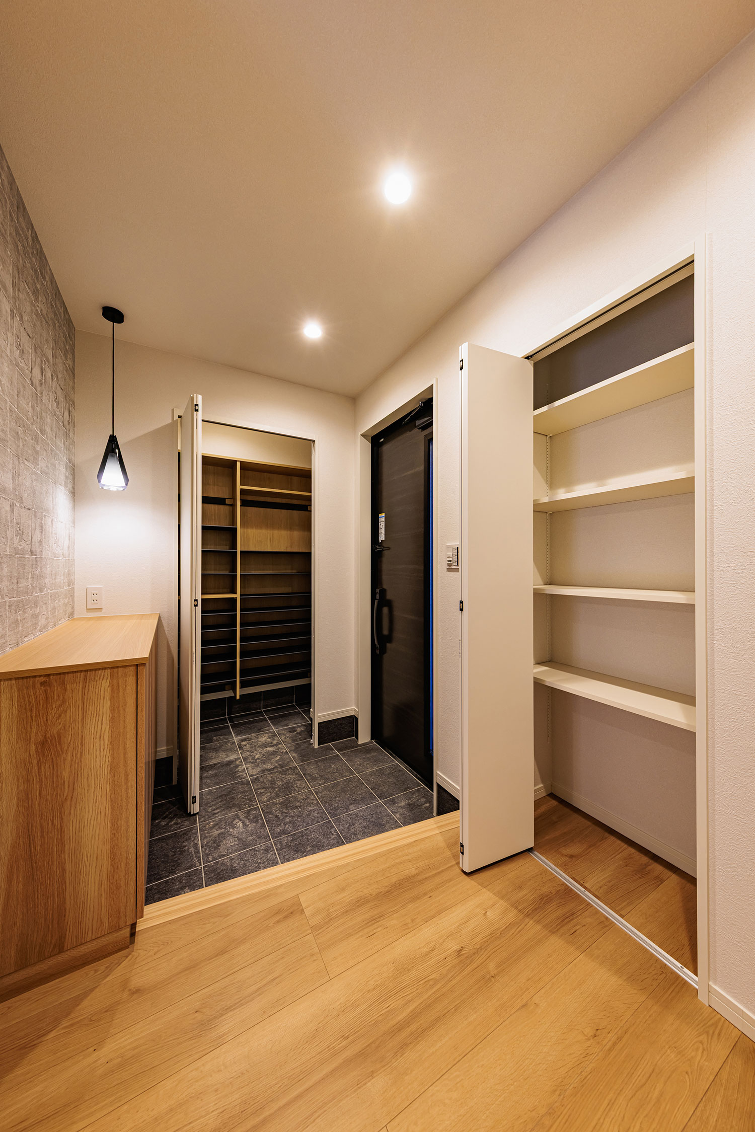 T-2／明るいベージュカラーが柔らかな印象の玄関は、1日の始まりと終わりを彩る快適な空間。収納に便利なSIC付き。