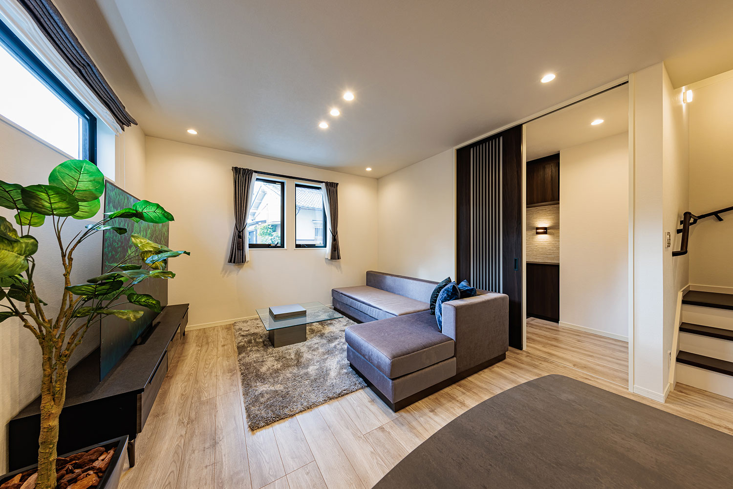 T-3／オープン階段は上部をストリップ階段にすることでリビングに抜け感と華やかさをプラスしてくれます。