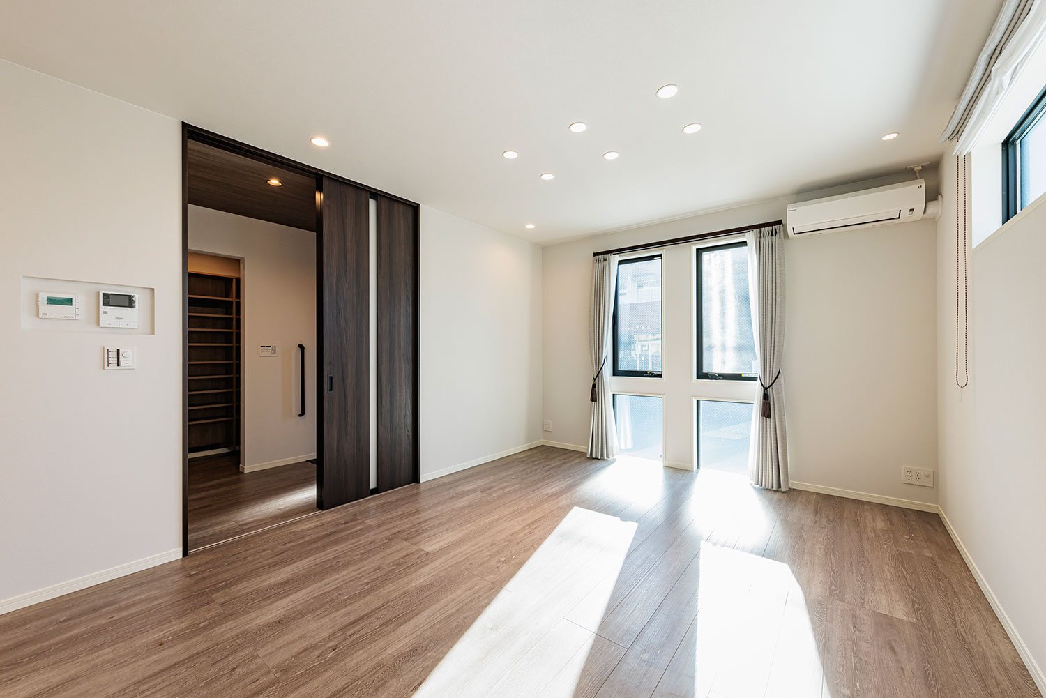 T-4/南向きの大きな窓から光がたっぷり注ぐLDK。断熱性能5で一年中快適、床暖房を備え冬も足元からあったか!