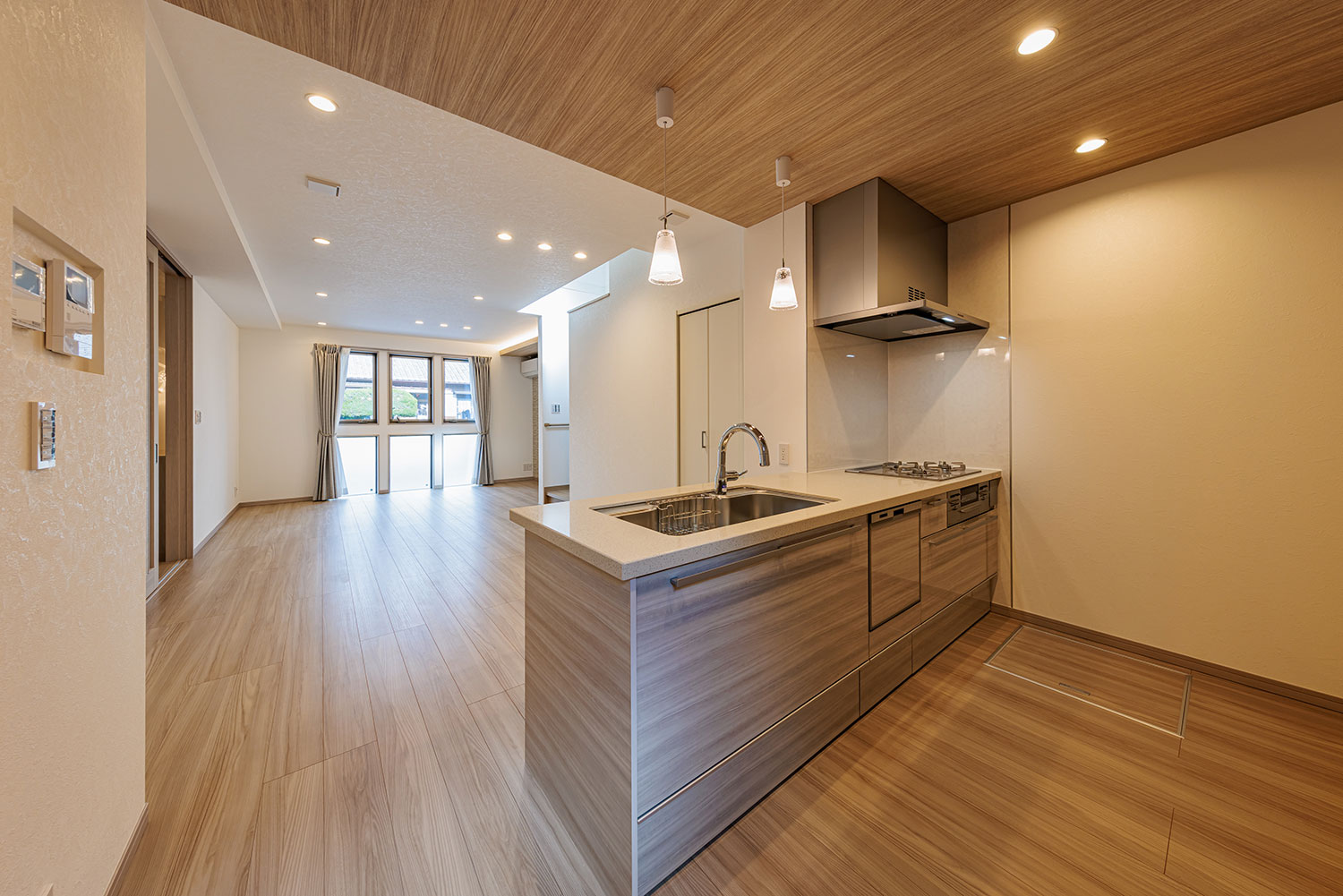 T-1／フィオレストーンがラグジュアリーなキッチン。ガラストップガスコンロはサッと汚れが拭き取れて掃除も楽々！