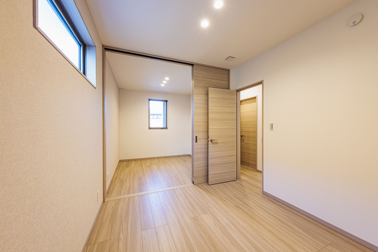 T-1／続間洋室は、間の扉を開けて1つの広々とした居室としても。洋室は全て収納完備だからスッキリとした空間に！