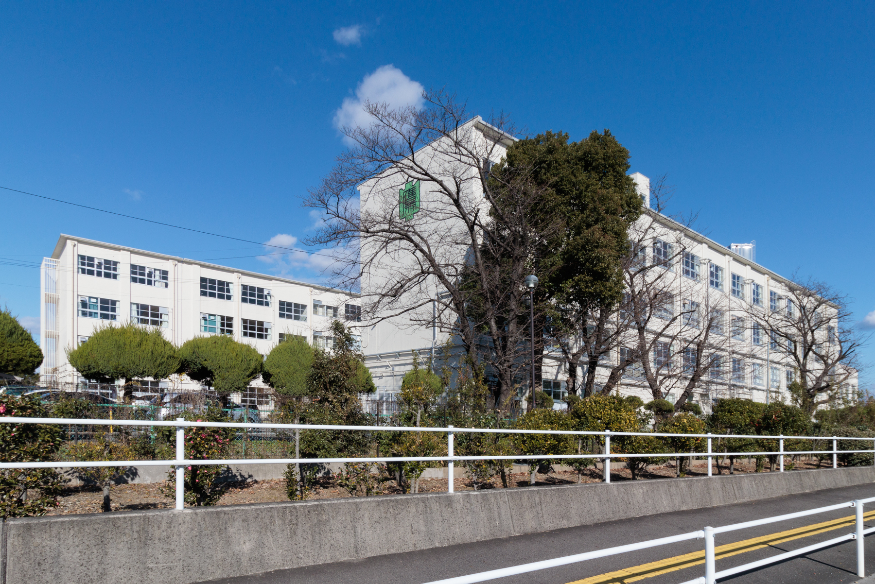 鷹来中学校　徒歩約15分