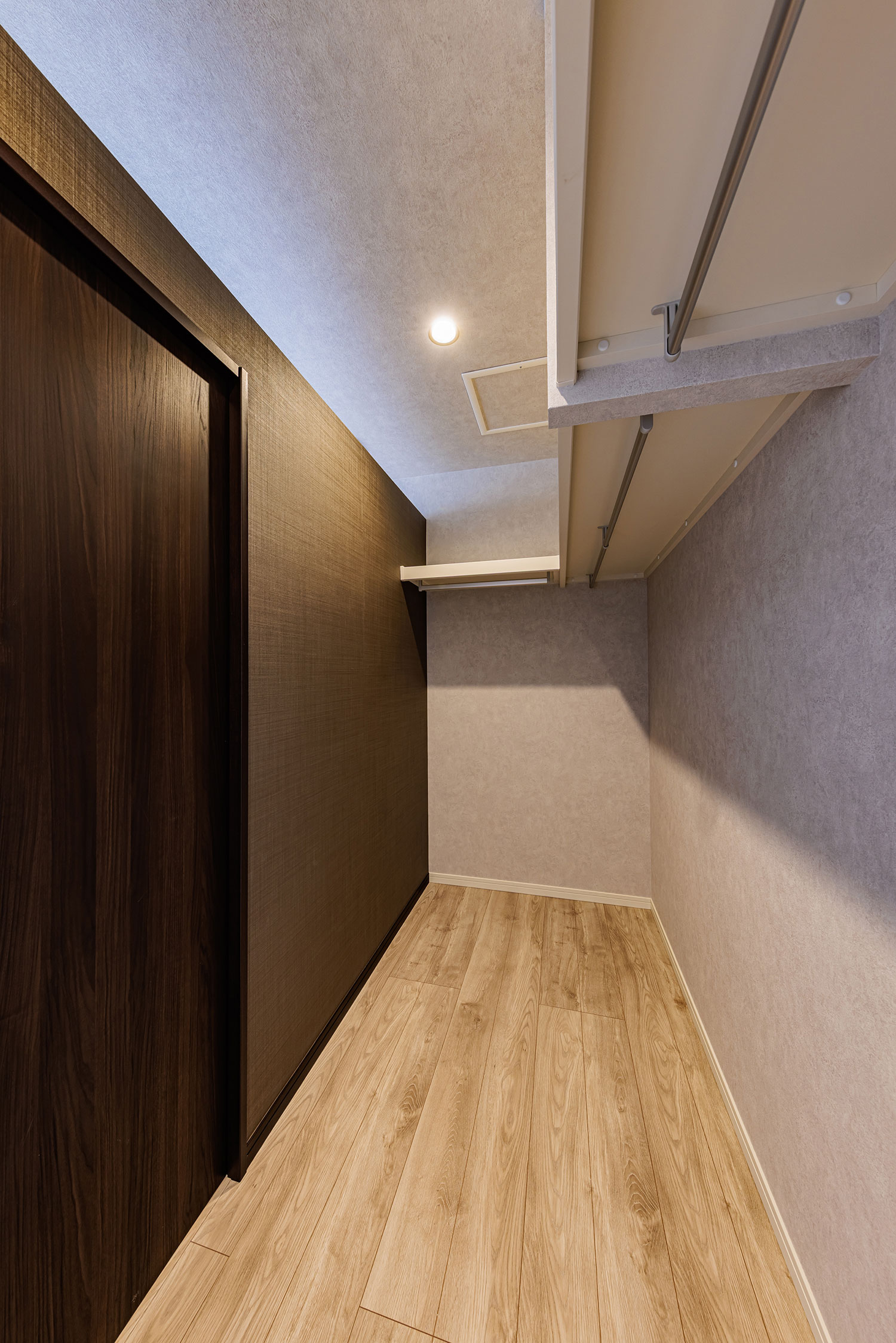 T-1／WICは大容量で衣類収納がしやすい構造。引き戸で出入りできるからスペースを最大限に活用できます。