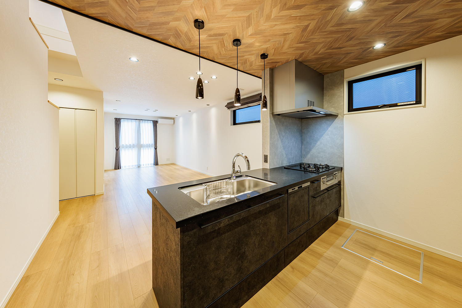 T-3／天井のヘリンボーンが印象的な、カフェのようなキッチン。友人を招きたくなるお洒落な空間が暮らしを彩ります。