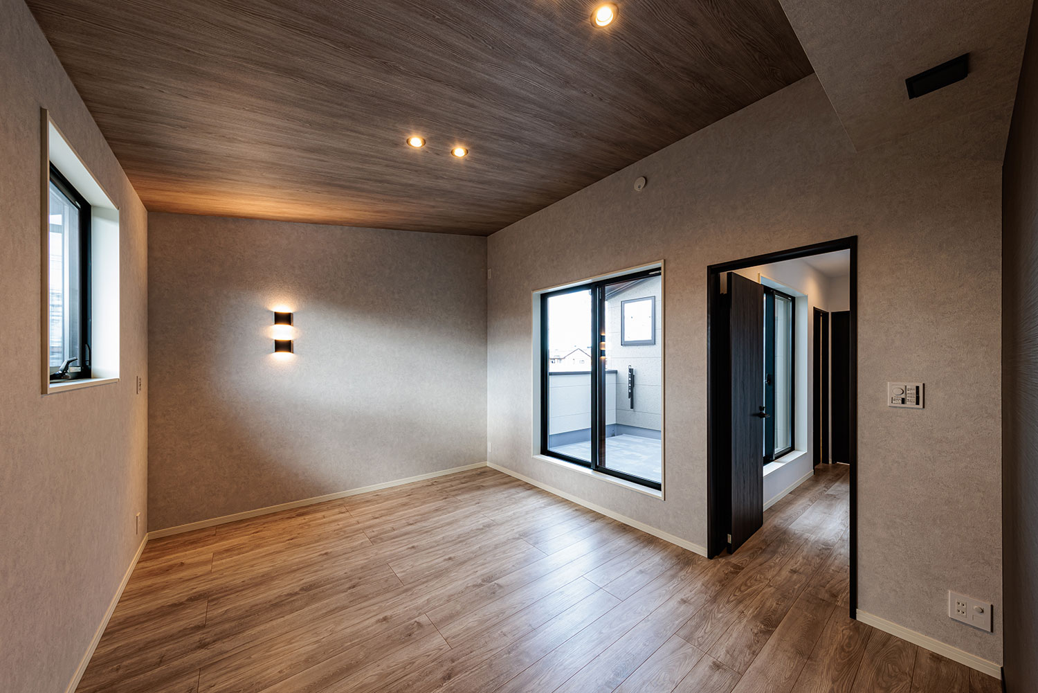 T-1／10.5帖の主寝室には勾配天井を施し、広さだけでなく高さをプラスすることで居住性がUP。