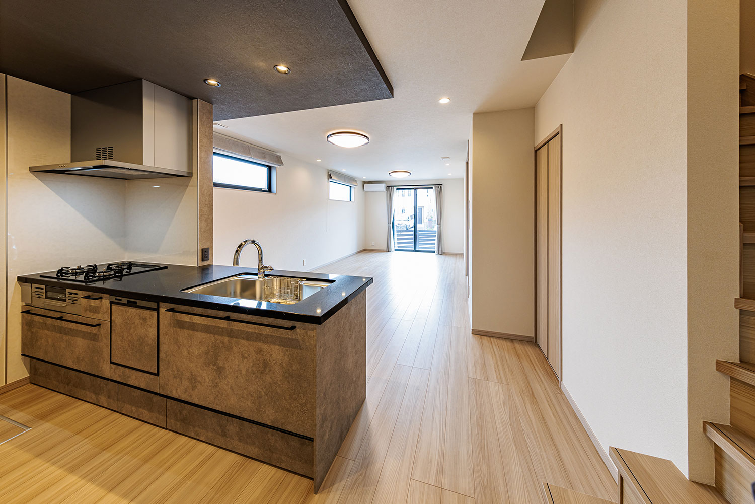 T-3／重厚なジュエルブラックのカウンタートップは、フィオレストーンを採用することで軽やかな輝きをプラス。