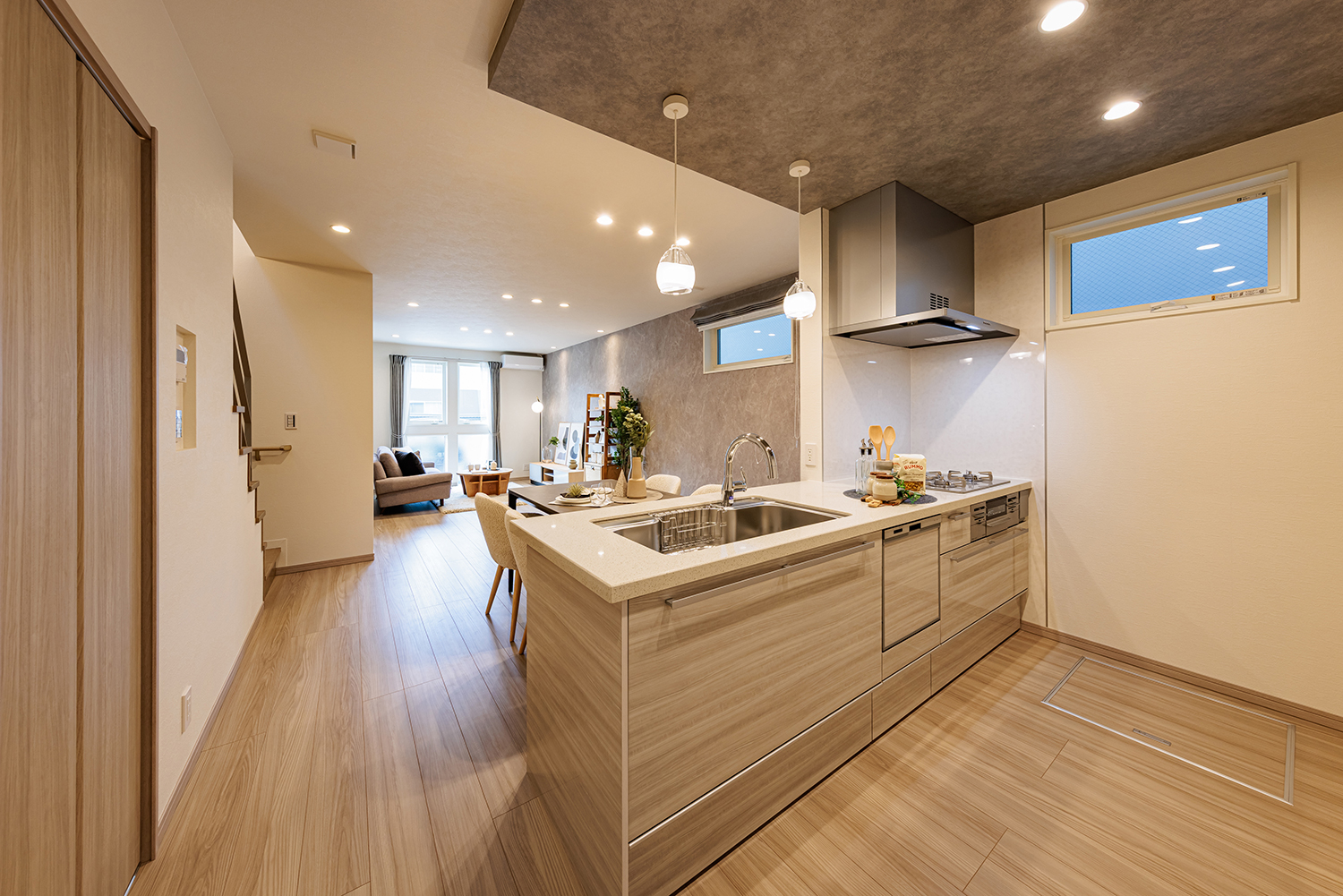 T-2／広々ワークスペース、3口コンロや食洗機など、最新の設備が整っており、毎日の料理が効率的で楽しくなります。