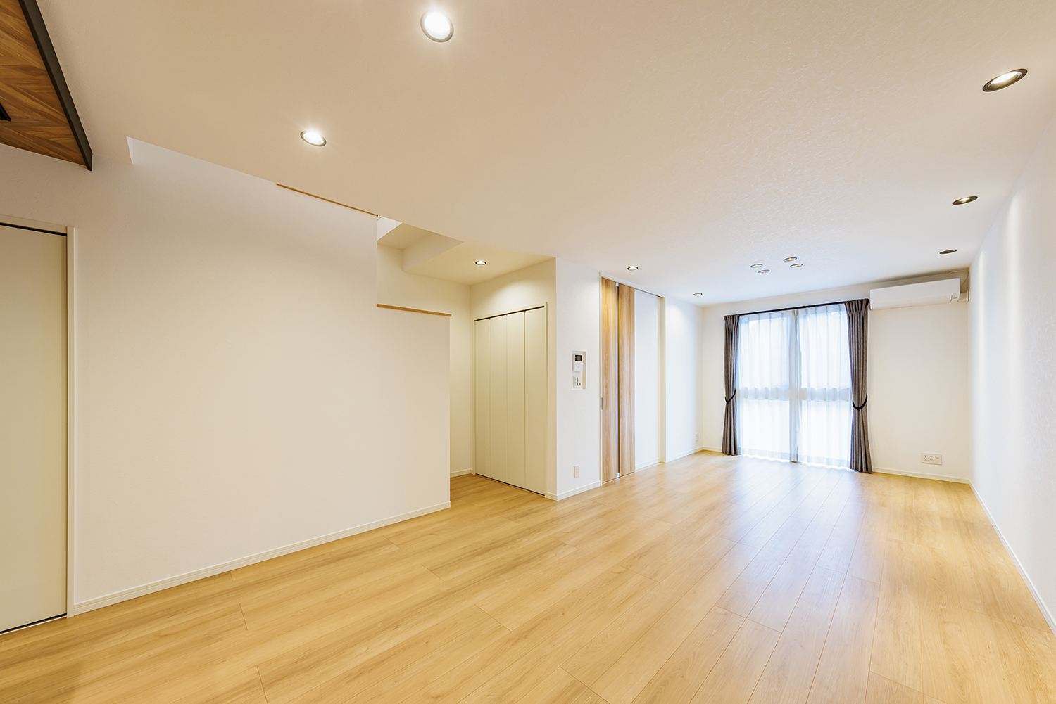 T-3／永く愛せる、シンプルで高級感のあるデザイン。足元から暖かい床暖房が家族の寛ぎの時間を心地よく演出します。