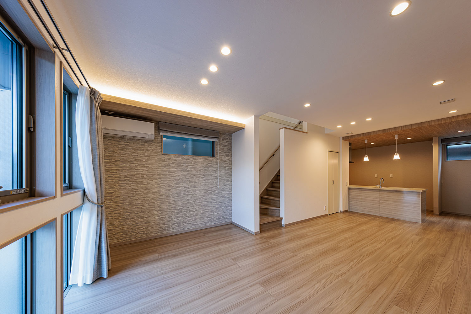 T-1／階段上部の吹抜けからLDK全体に陽差しが差し込み、陽差しと開放感の相乗効果でおうち時間がさらに快適に。