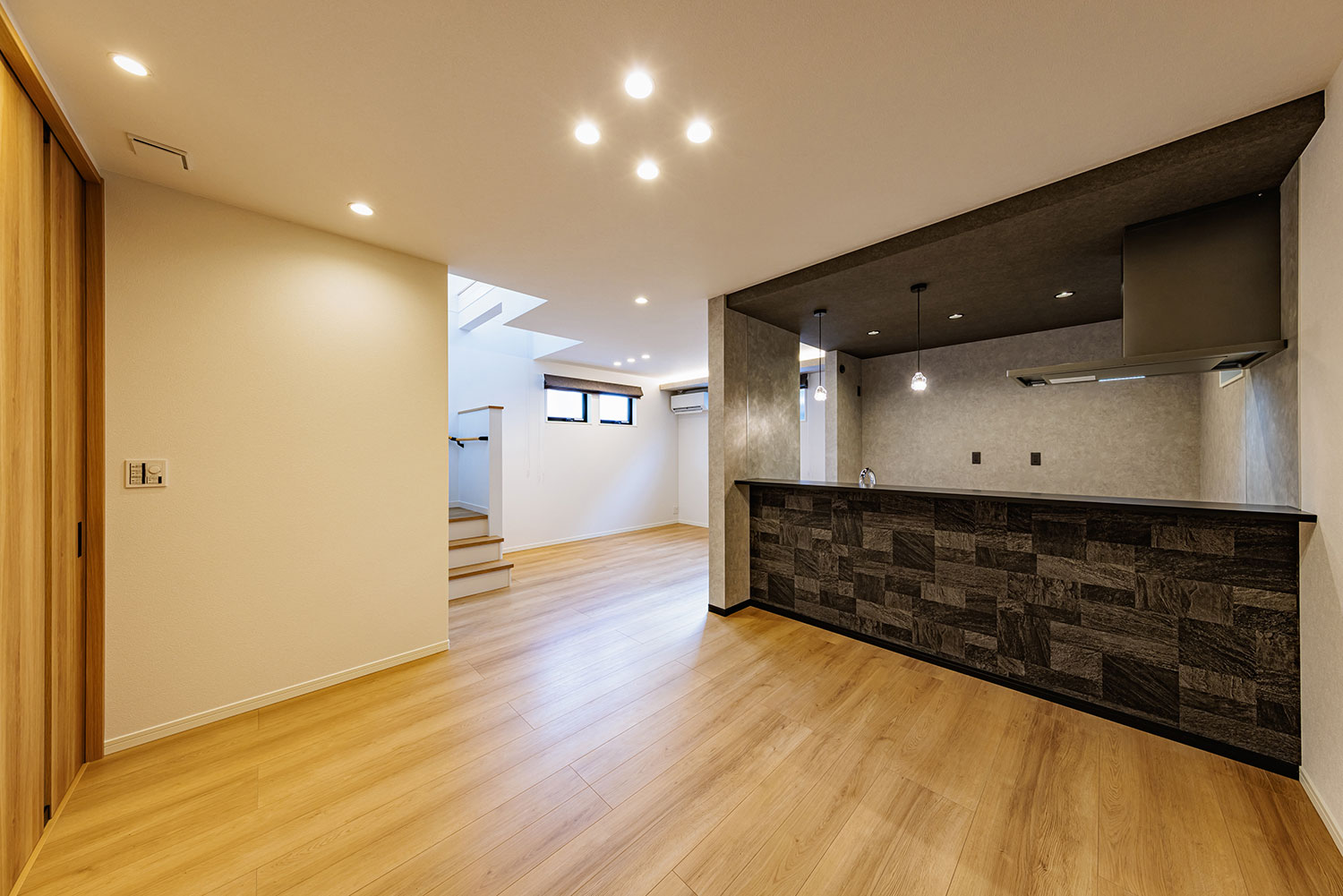 T-2／生活動線の途中にリビングがあることで何気ない会話が生まれ、お互いの結びつきを確かなものにしてくれます。