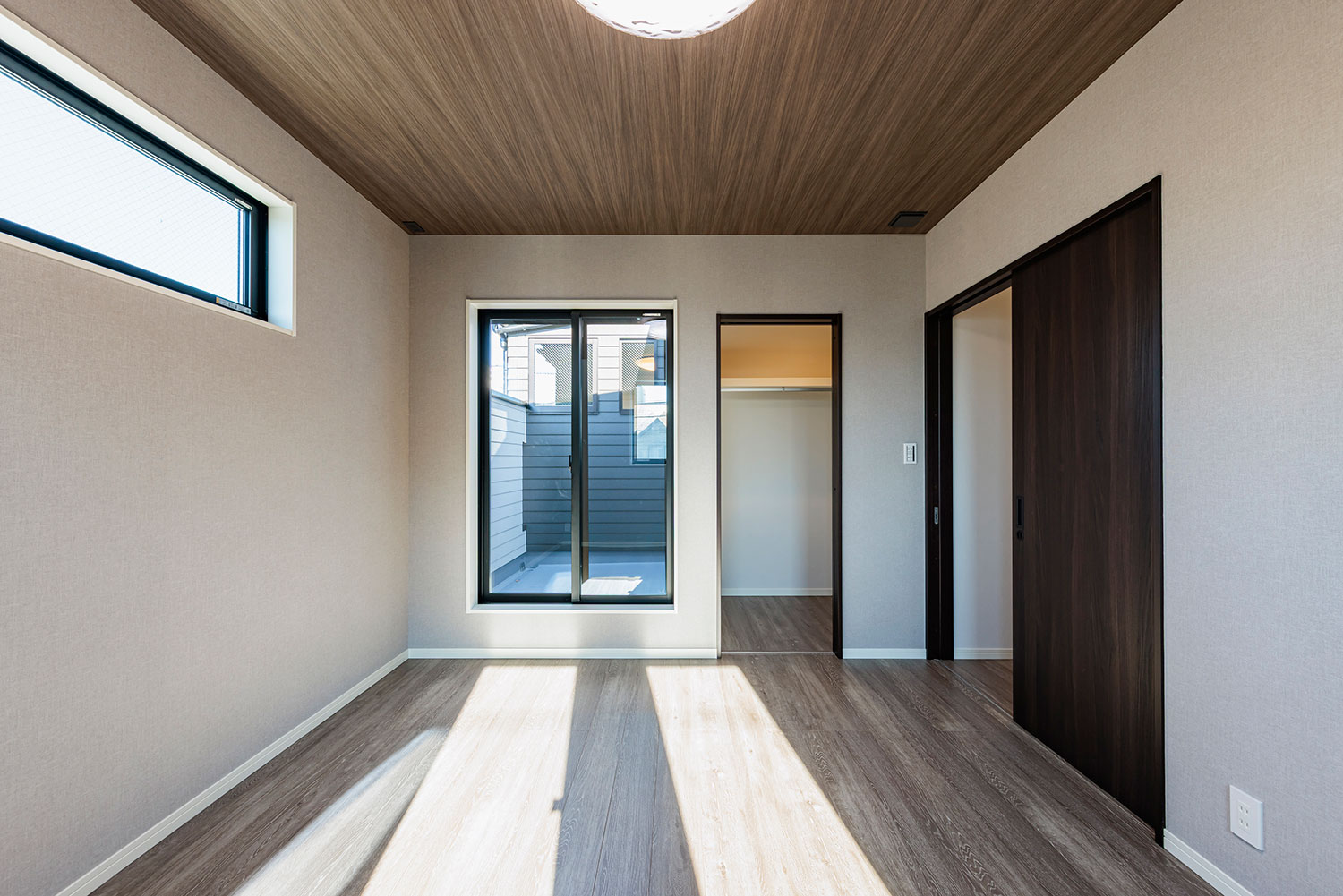 T-4/7.0帖の主寝室にはWICを設置。バルコニーは憩いの場として静かで穏やかな「自分だけの時間」も過ごせます。