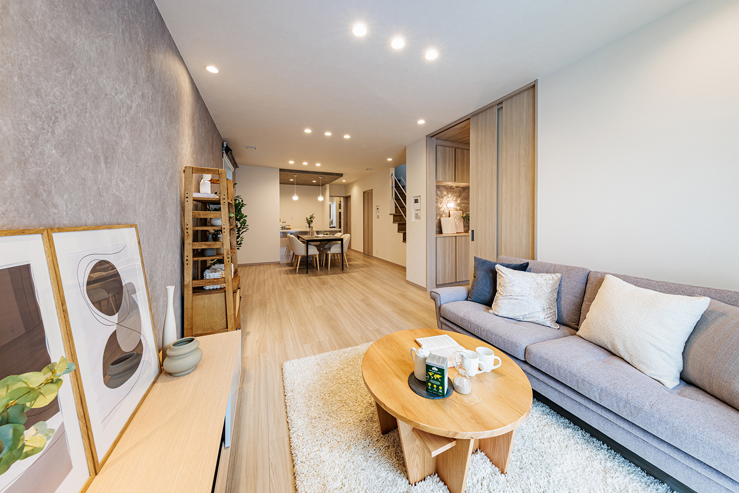 T-2／19.5帖の広さがもたらす、ゆとりあるLDK。家族が自然と集い心地よく過ごせる、開放感あふれる空間です。