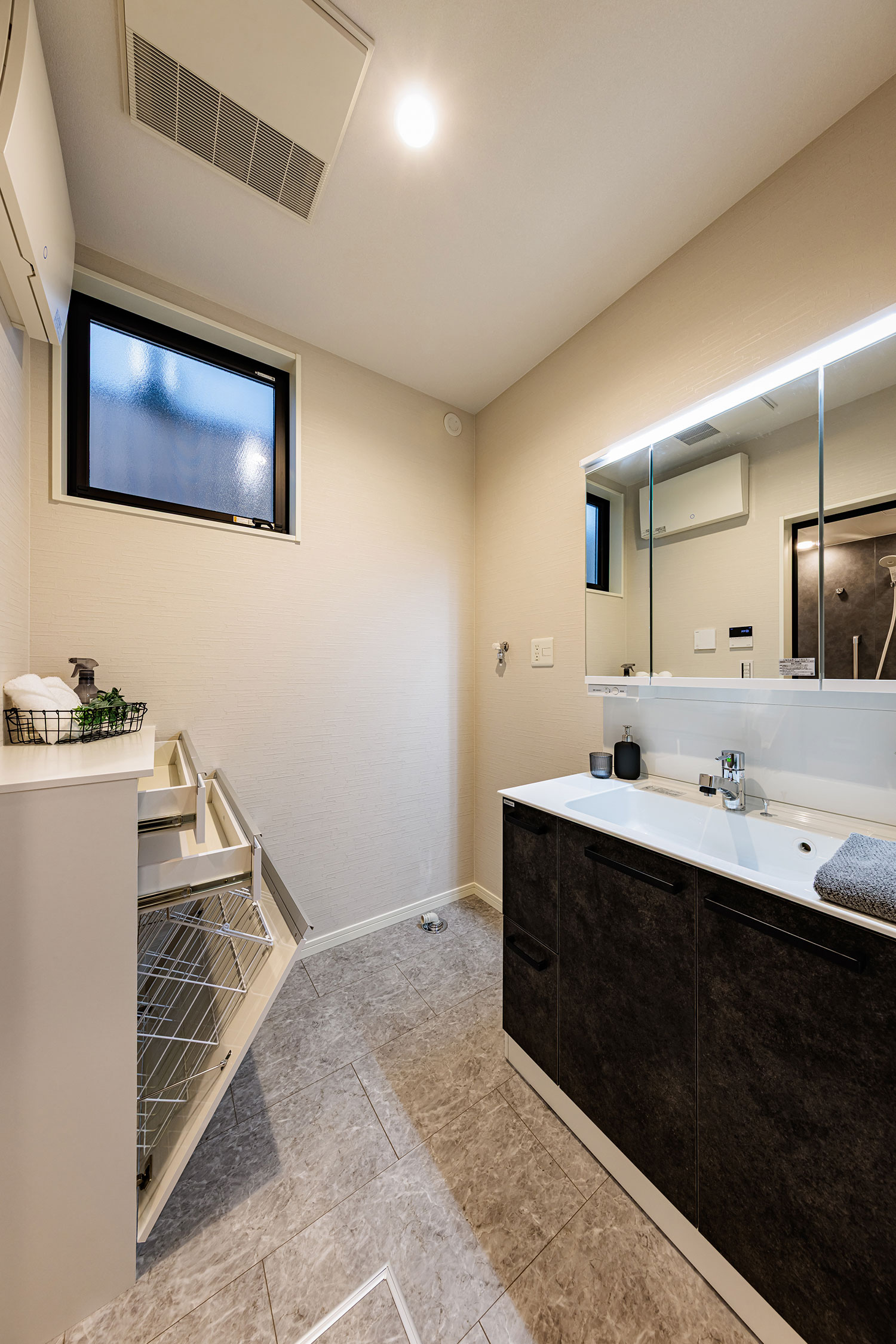 T-1／耐久性に優れた人工大理石洗面ボール付きの洗面台をセット。薄型ながら収納力のあるランドリーキャビネット付。