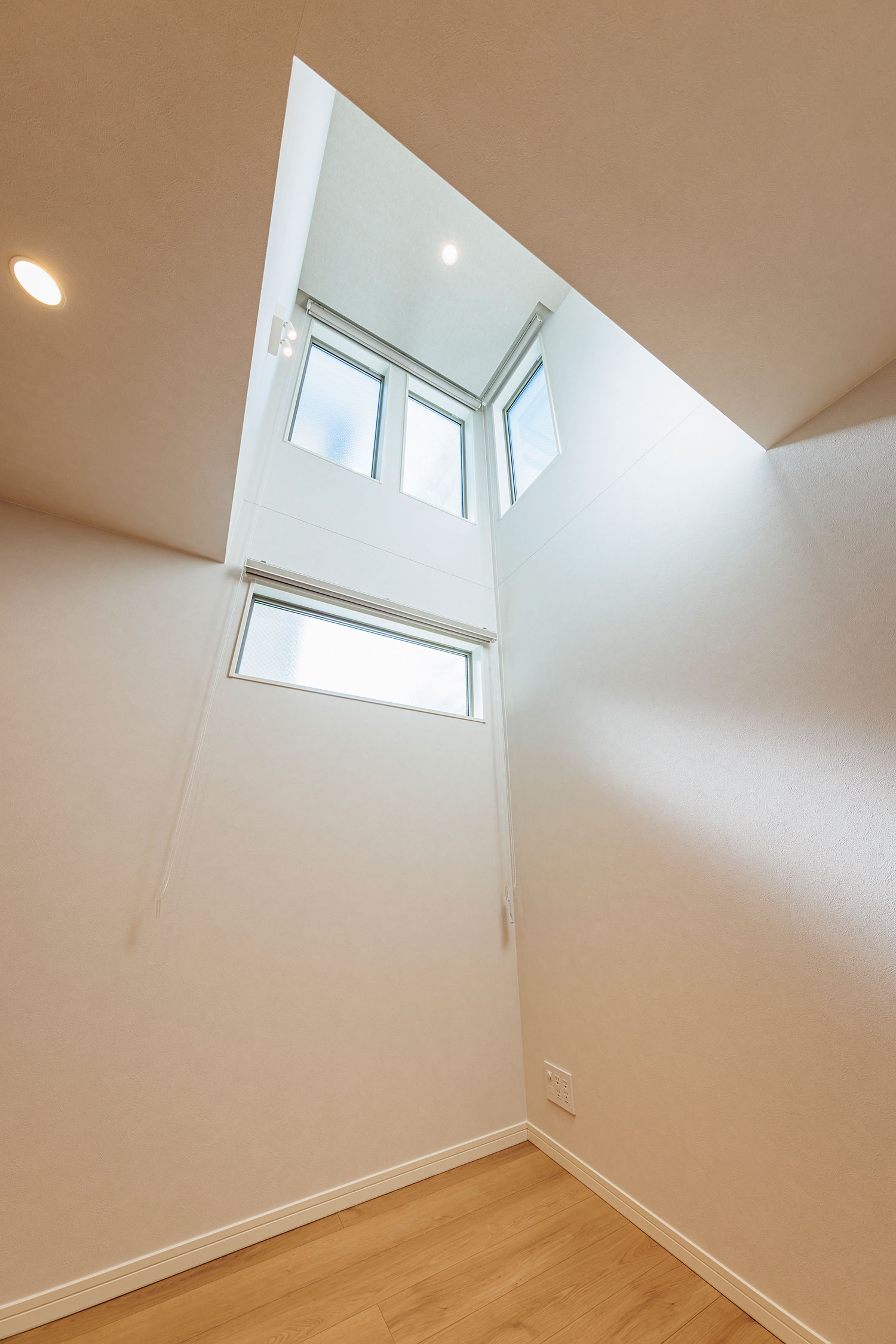 T-3/暖かな空気は上に登りやすいという性質は床暖房でカバーし、省エネでオシャレな快適空間を創り出します。