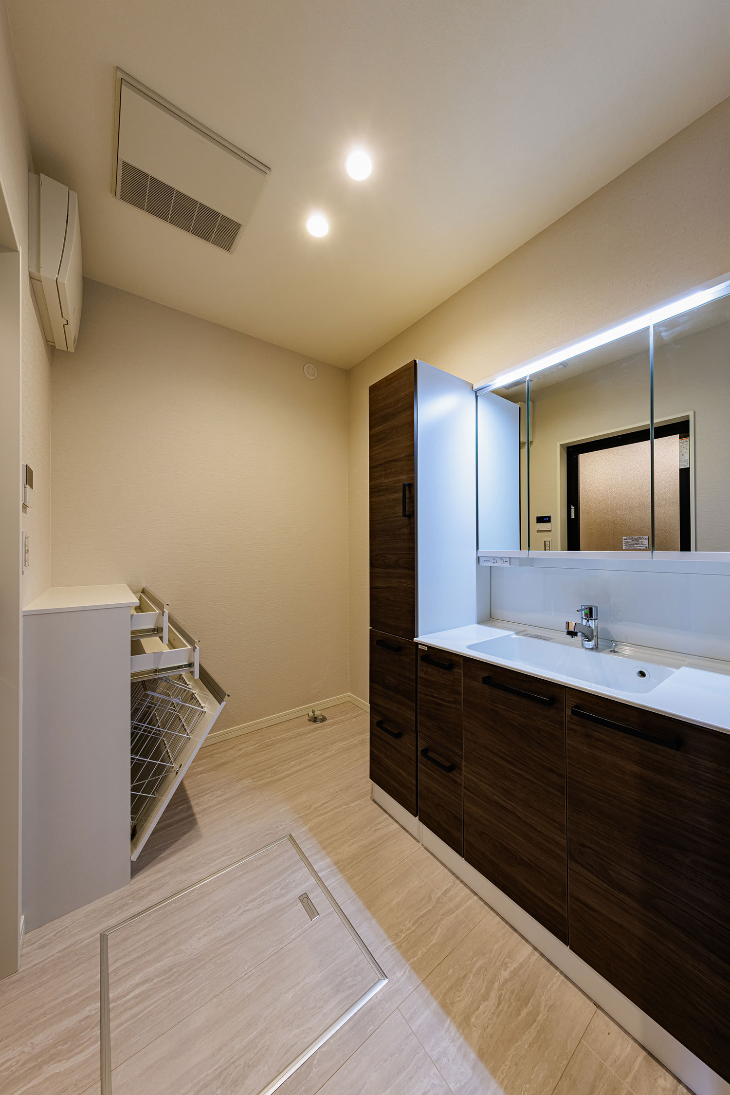 T-3／クリナップの洗面台にはシャワー付き水栓や傷に強く汚れがつきにくい人工大理石のカウンターボウルを装備。