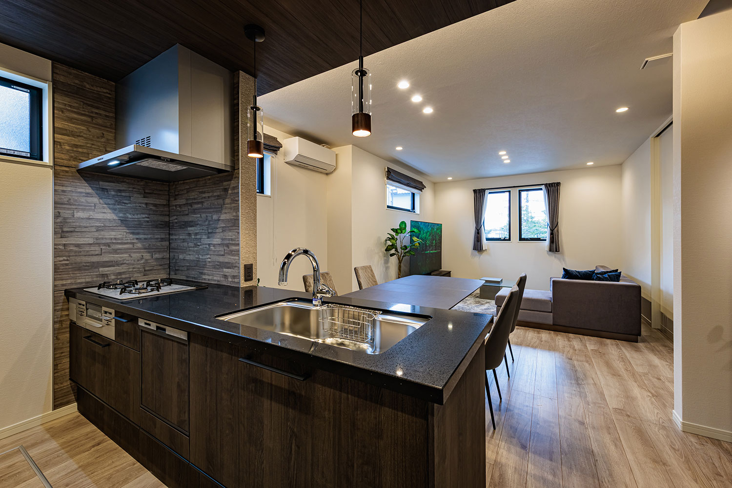 T-3／ジュエルブラックのフィオレストーンを使用したワークトップが、重厚ながら上品な佇まいのキッチン空間。