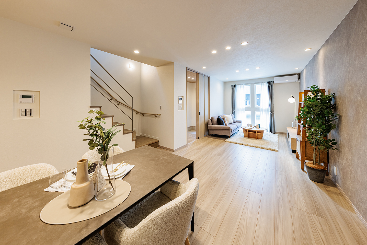 T-2／キッチンからリビング、そして階段まで見渡せる安心の間取り。家事をしながらお子様を見守れます。