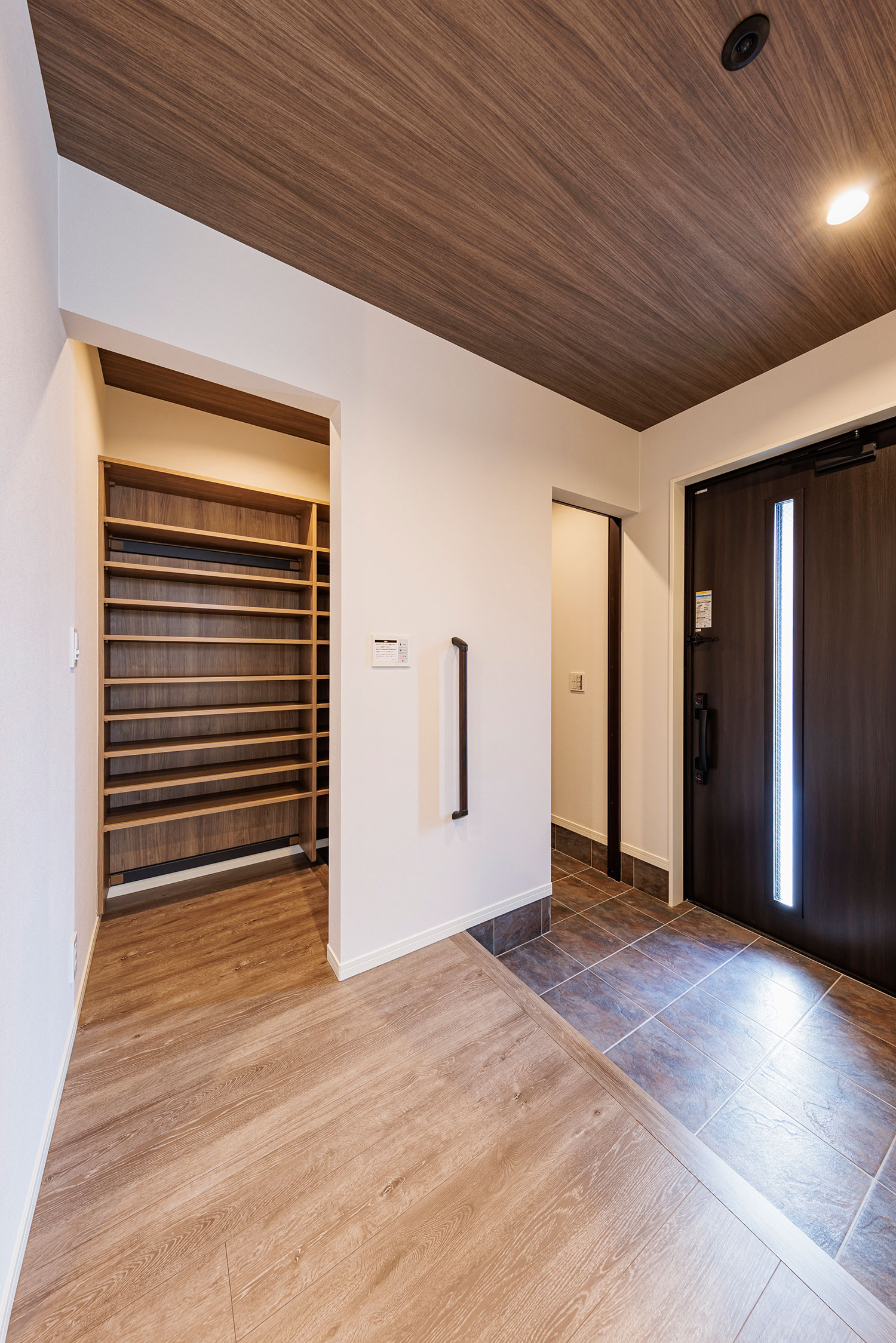 T-4/玄関にはWTSCを設置。ホールからも出入り可能なので、靴日常的な収納としても利用できる仕様です。