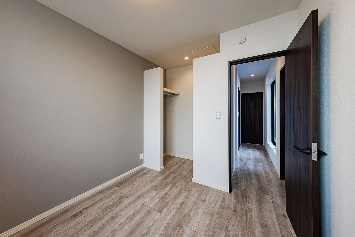 T-1／2階の洋室には、衣類や荷物の整理整頓がしやすいオープンなクローゼットを設置。