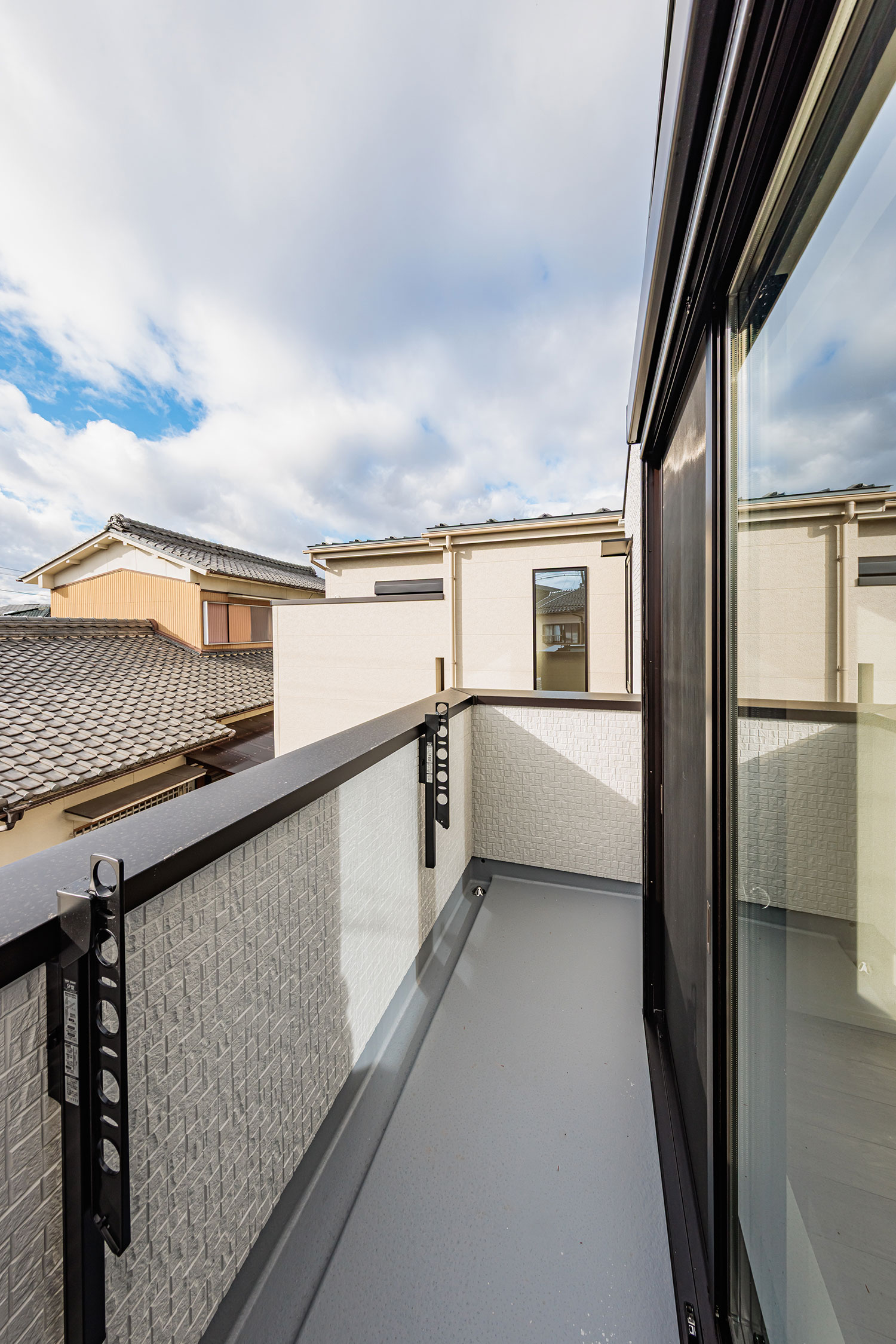 T-3／バルコニーは南面にあるので陽当たり＆通風良好！洗濯物やお布団などがカラッと気持ちよく乾きます。
