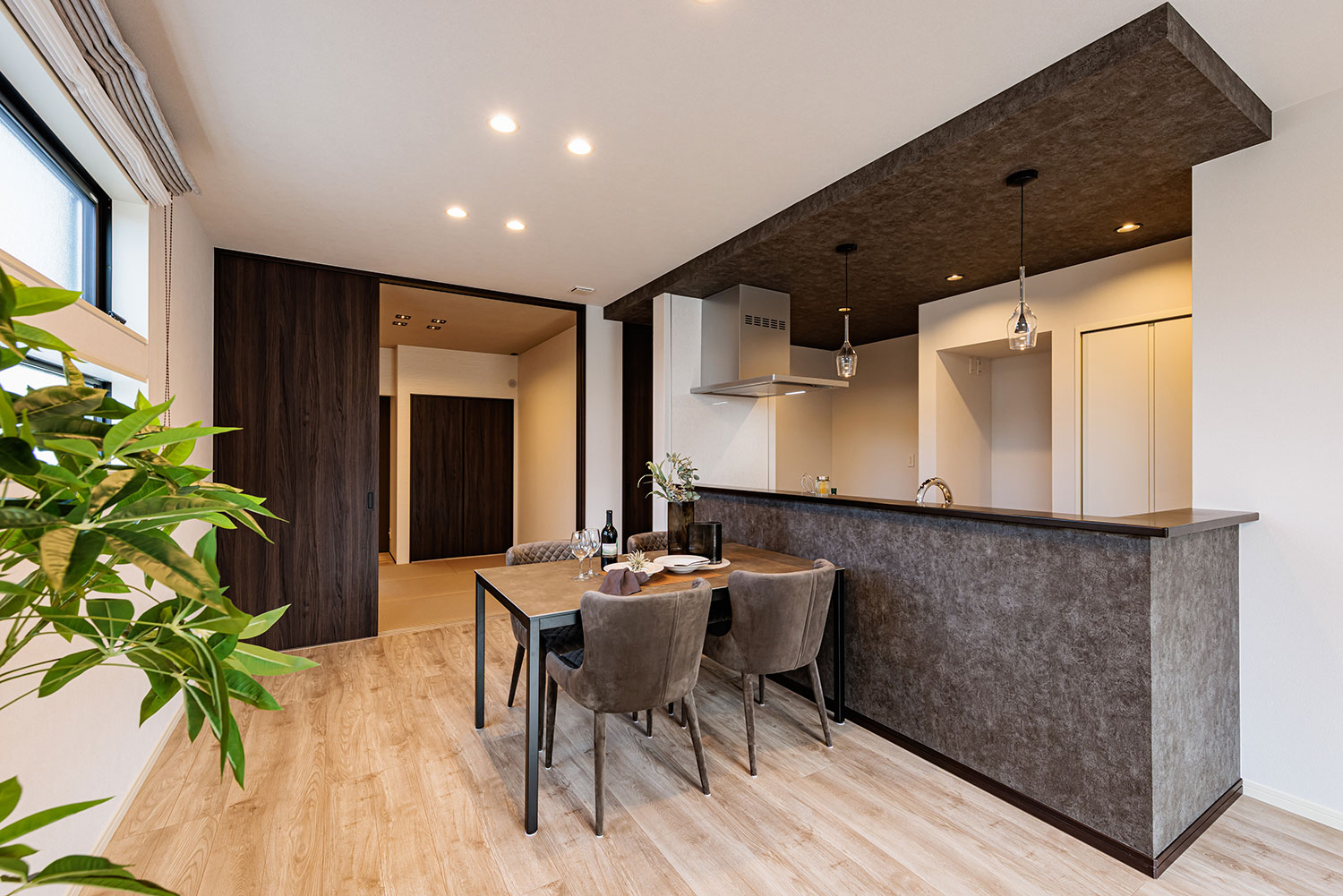 T-1／ゆったりと食事を楽しめるダイニングスペースは、キッチンとの動線もスムーズ。