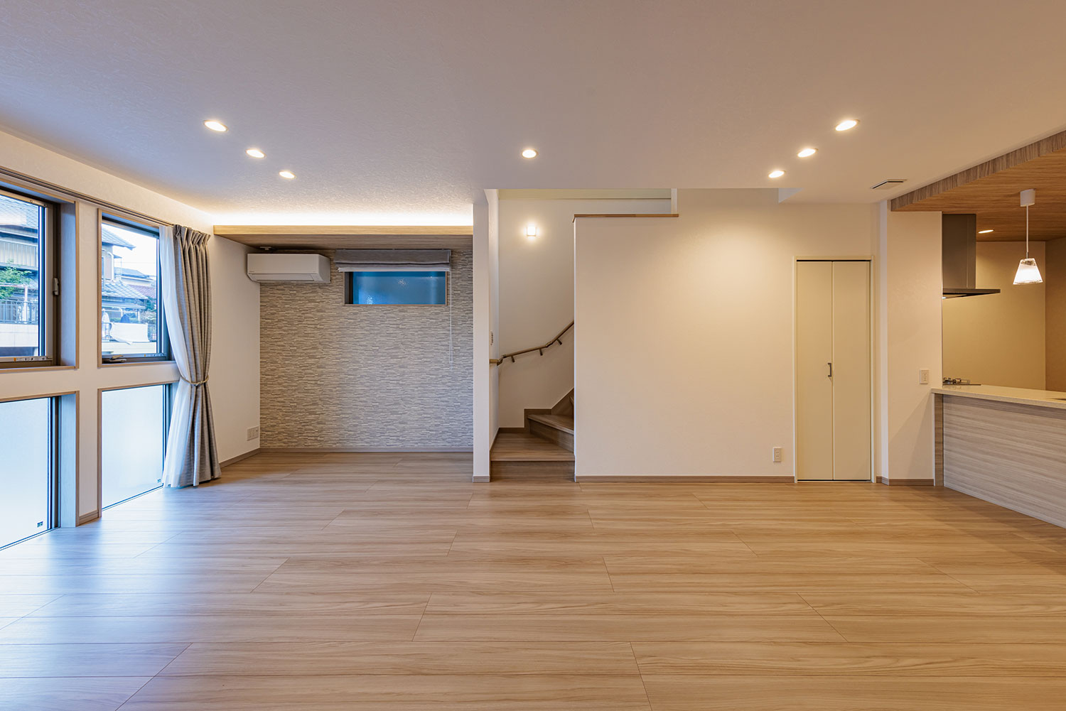 T-1／淡いグレージュカラーのフローリングが19.9帖のLDKをより広く感じさせてくれます。採光・通風良好な住空間。